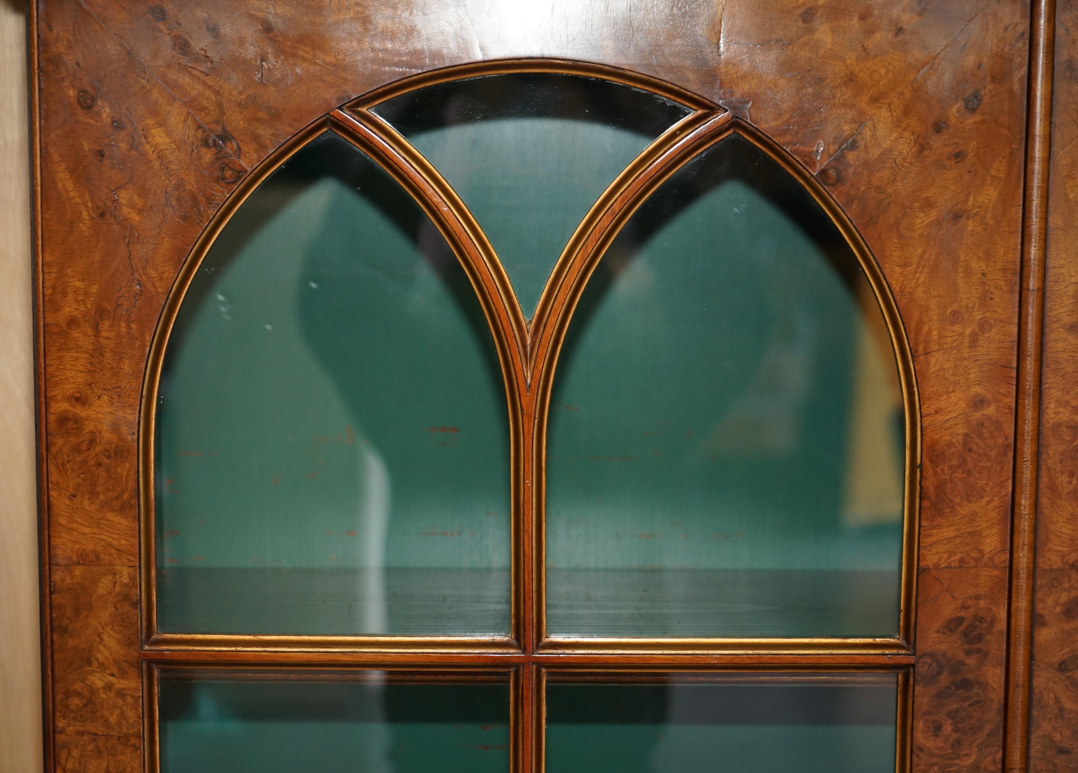 Antikes viktorianisches Bücherregal aus Wurzelnussholz mit gotischen glasierten Türen, erhaben (Glas) im Angebot