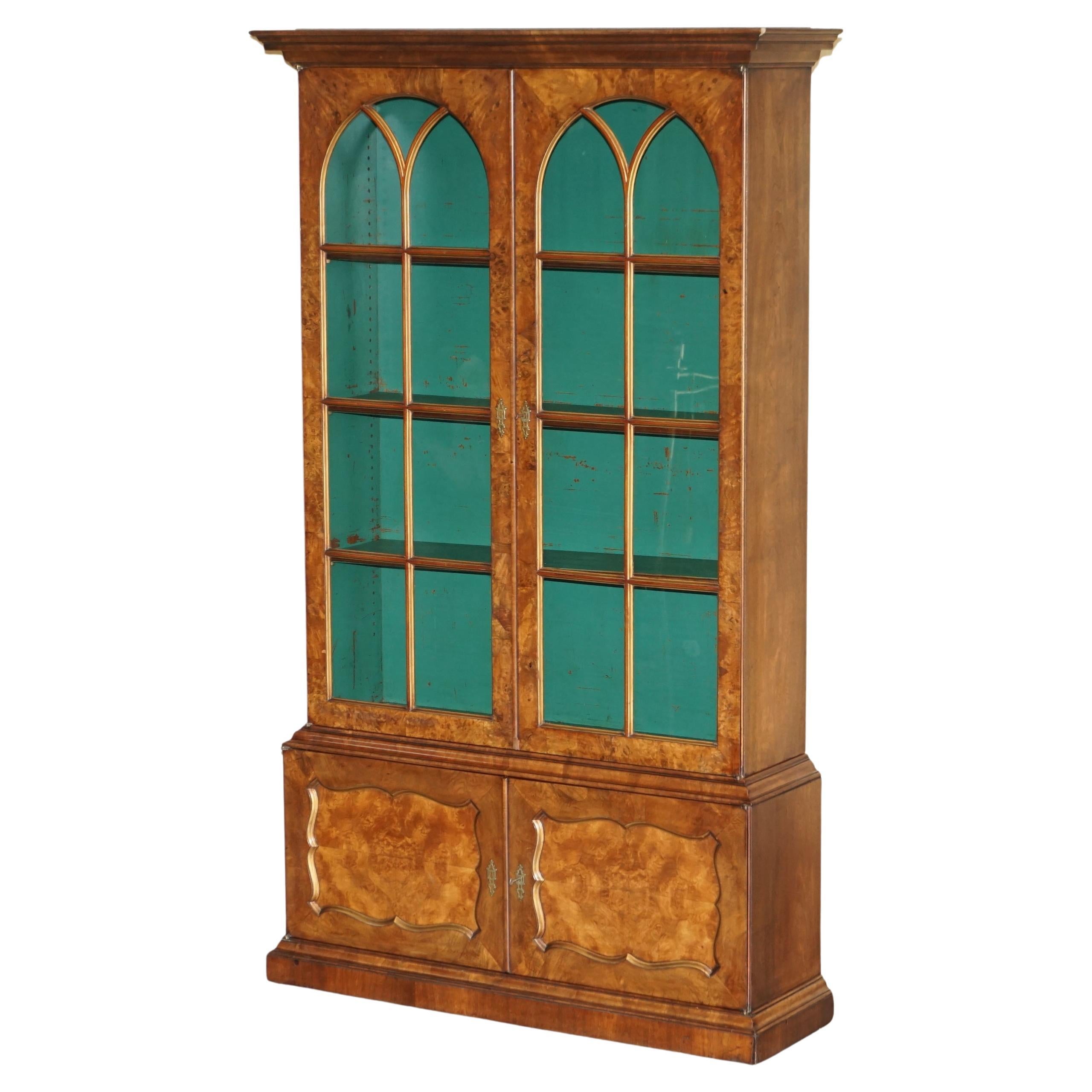 Antikes viktorianisches Bücherregal aus Wurzelnussholz mit gotischen glasierten Türen, erhaben im Angebot