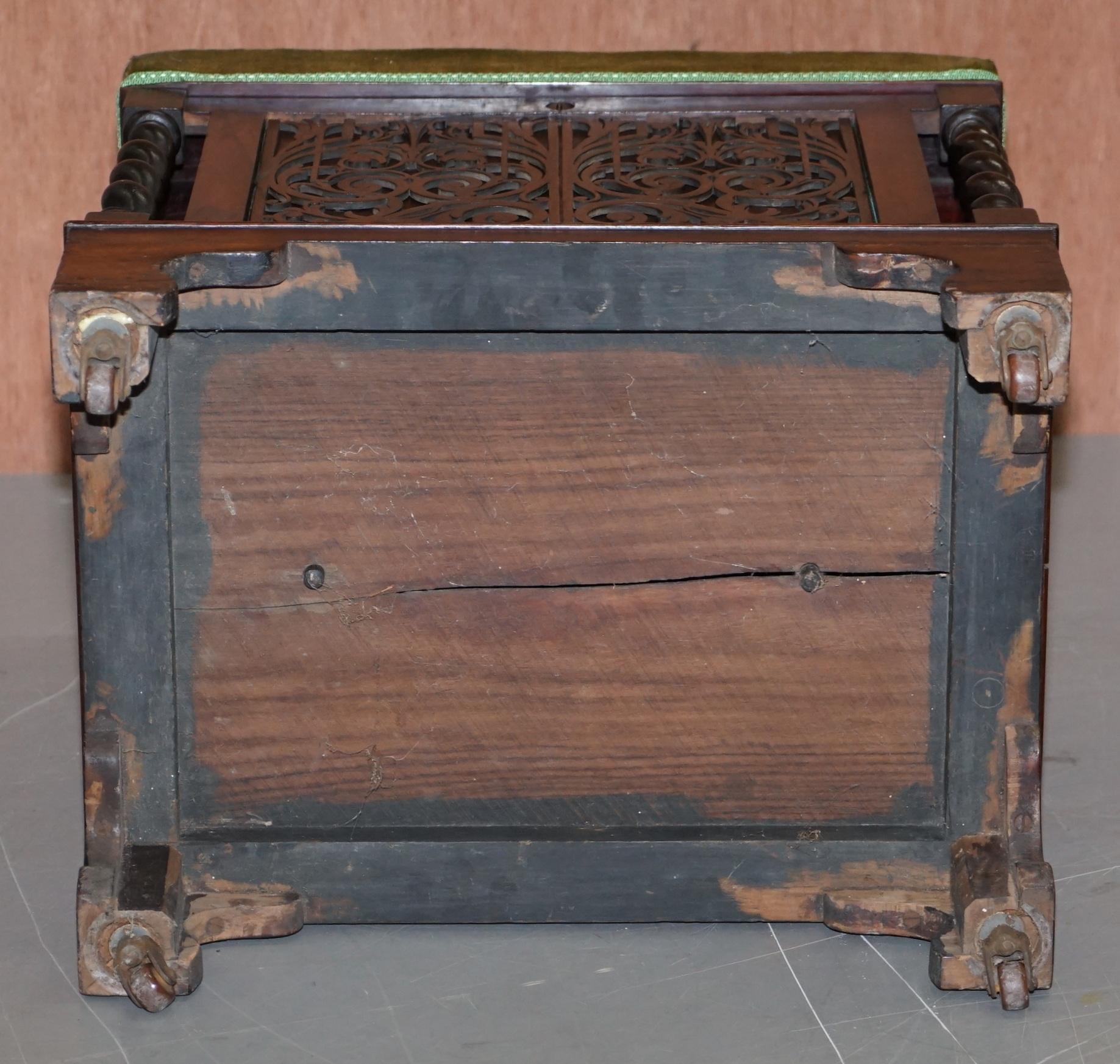 Sublime et ancien tabouret de piano victorien en bois dur fortement sculpté avec roulettes en porcelaine en vente 10