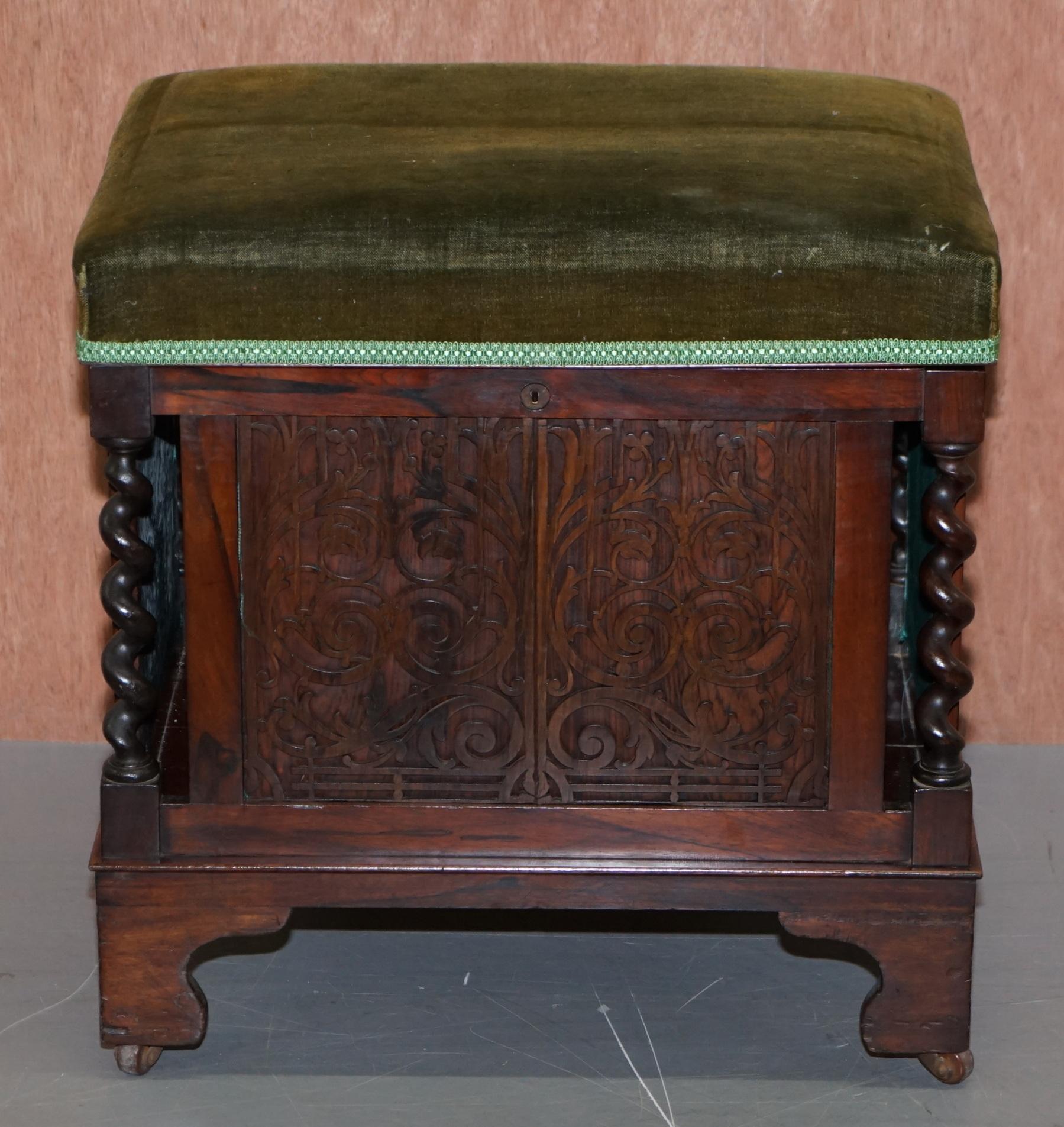 Nous sommes ravis d'offrir à la vente ce rare tabouret de piano en bois dur d'origine Victorienne vers 1840 avec rangement interne 

Un tabouret rare et de collection de très bonne qualité. Comme vous pouvez le voir, la pièce est ornée de