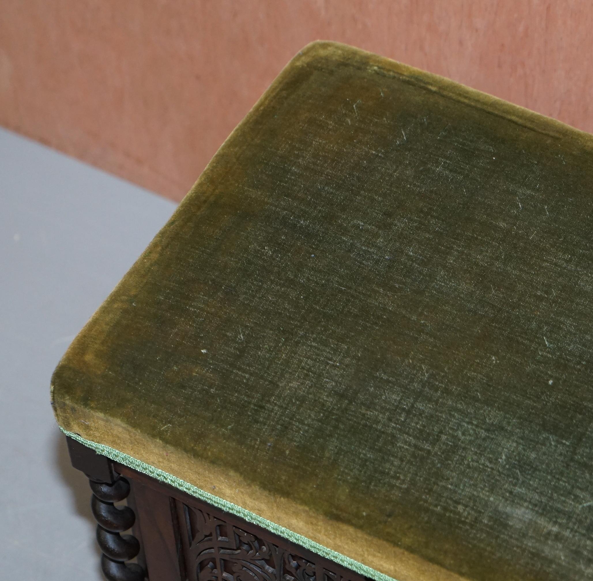 Début de l'époque victorienne Sublime et ancien tabouret de piano victorien en bois dur fortement sculpté avec roulettes en porcelaine en vente