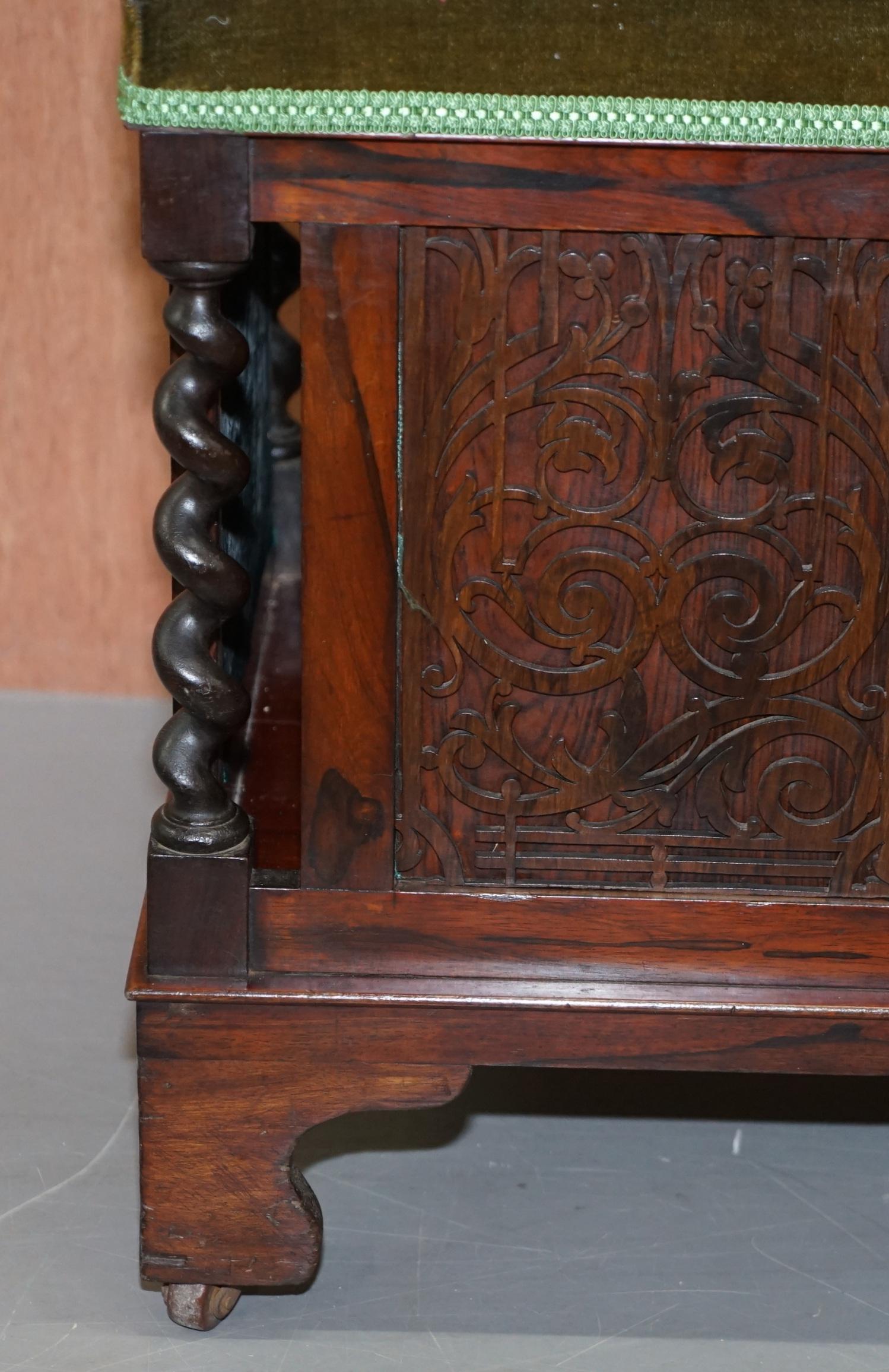 Anglais Sublime et ancien tabouret de piano victorien en bois dur fortement sculpté avec roulettes en porcelaine en vente