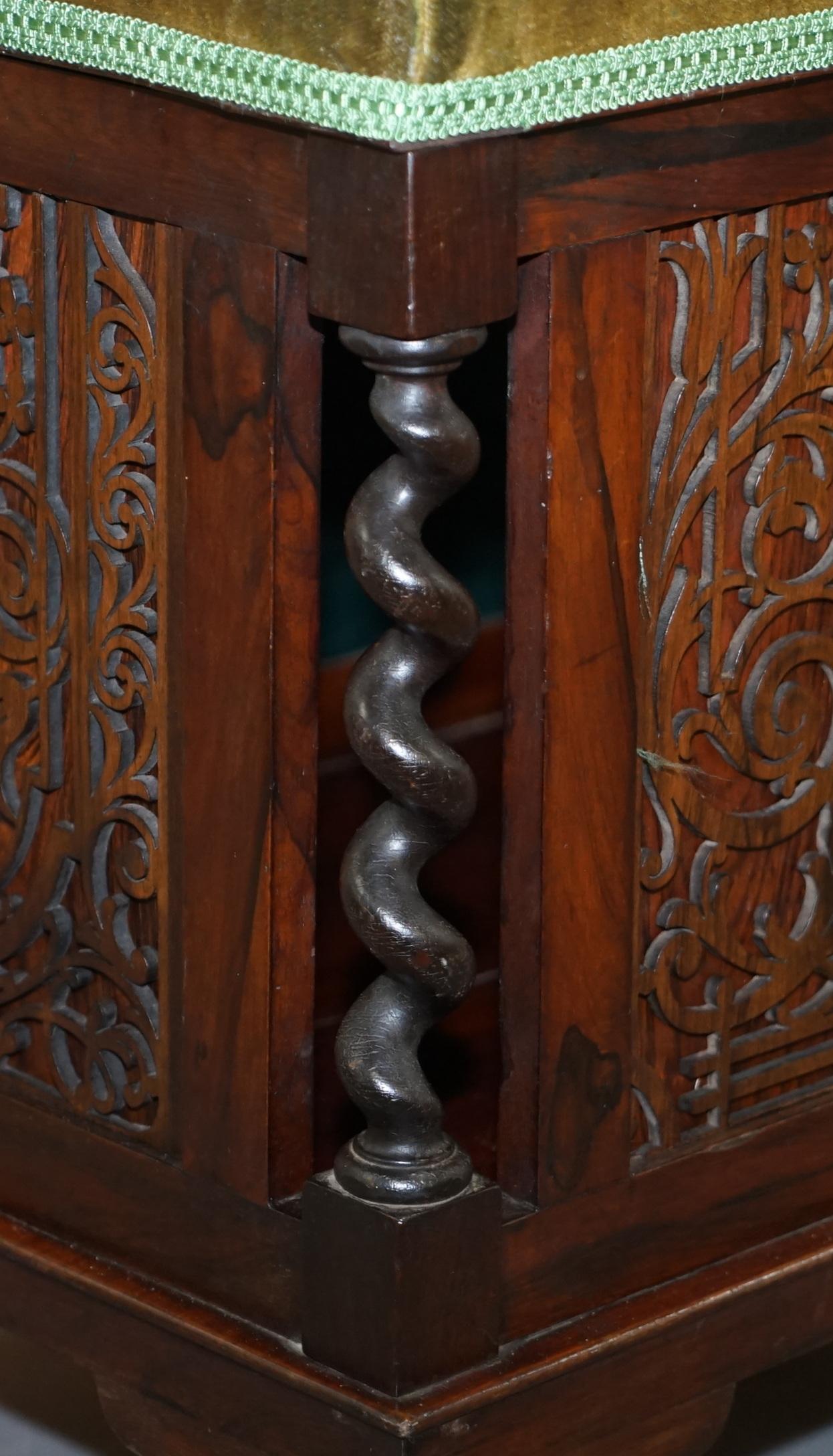 Fait main Sublime et ancien tabouret de piano victorien en bois dur fortement sculpté avec roulettes en porcelaine en vente