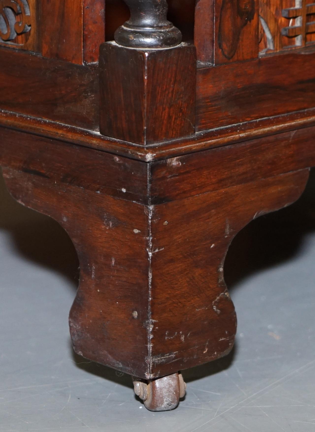 Sublime et ancien tabouret de piano victorien en bois dur fortement sculpté avec roulettes en porcelaine Bon état - En vente à West Sussex, Pulborough
