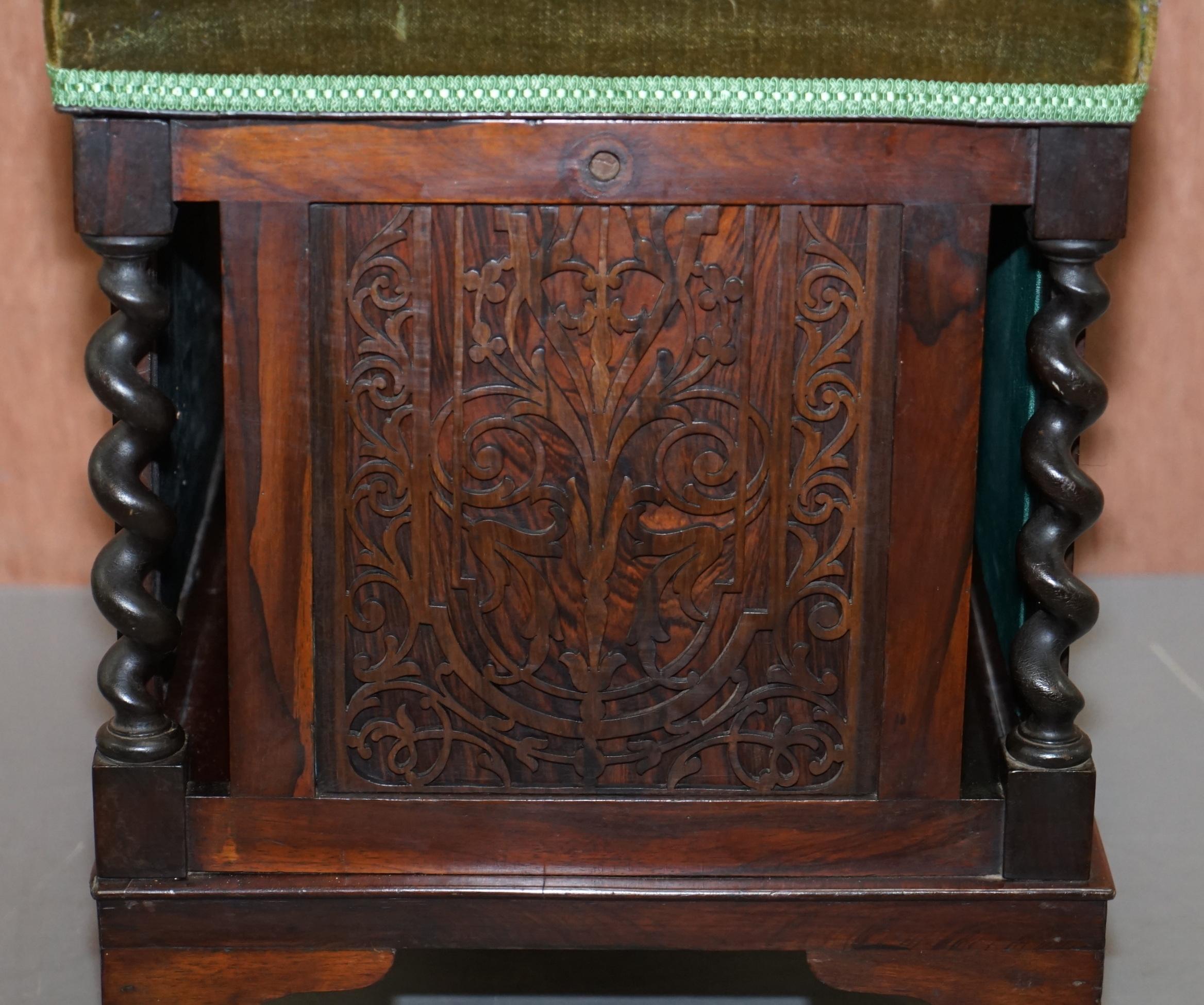 Tissu d'ameublement Sublime et ancien tabouret de piano victorien en bois dur fortement sculpté avec roulettes en porcelaine en vente