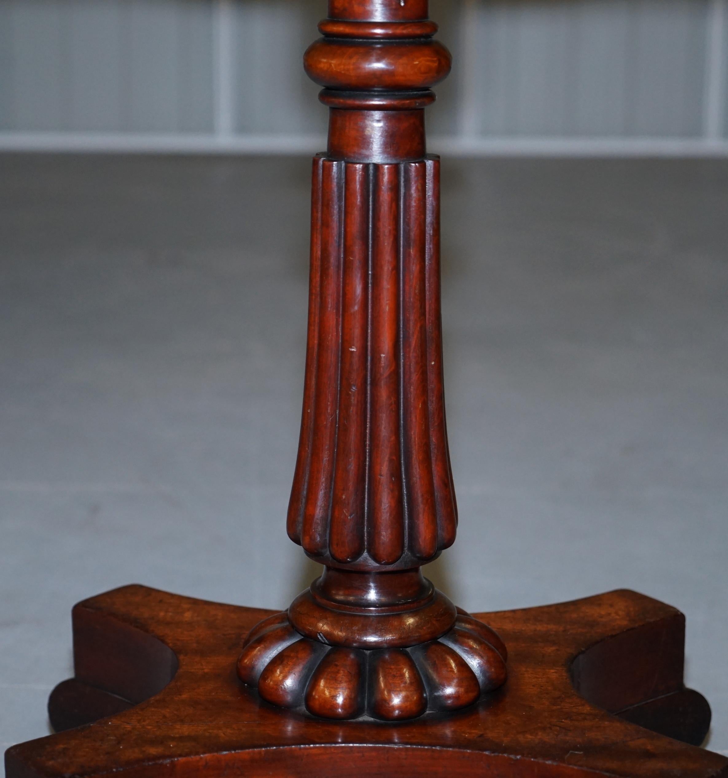 Sublime Antique William IV circa 1830 Flamed Hardwood Single Drawer Side Table For Sale 5