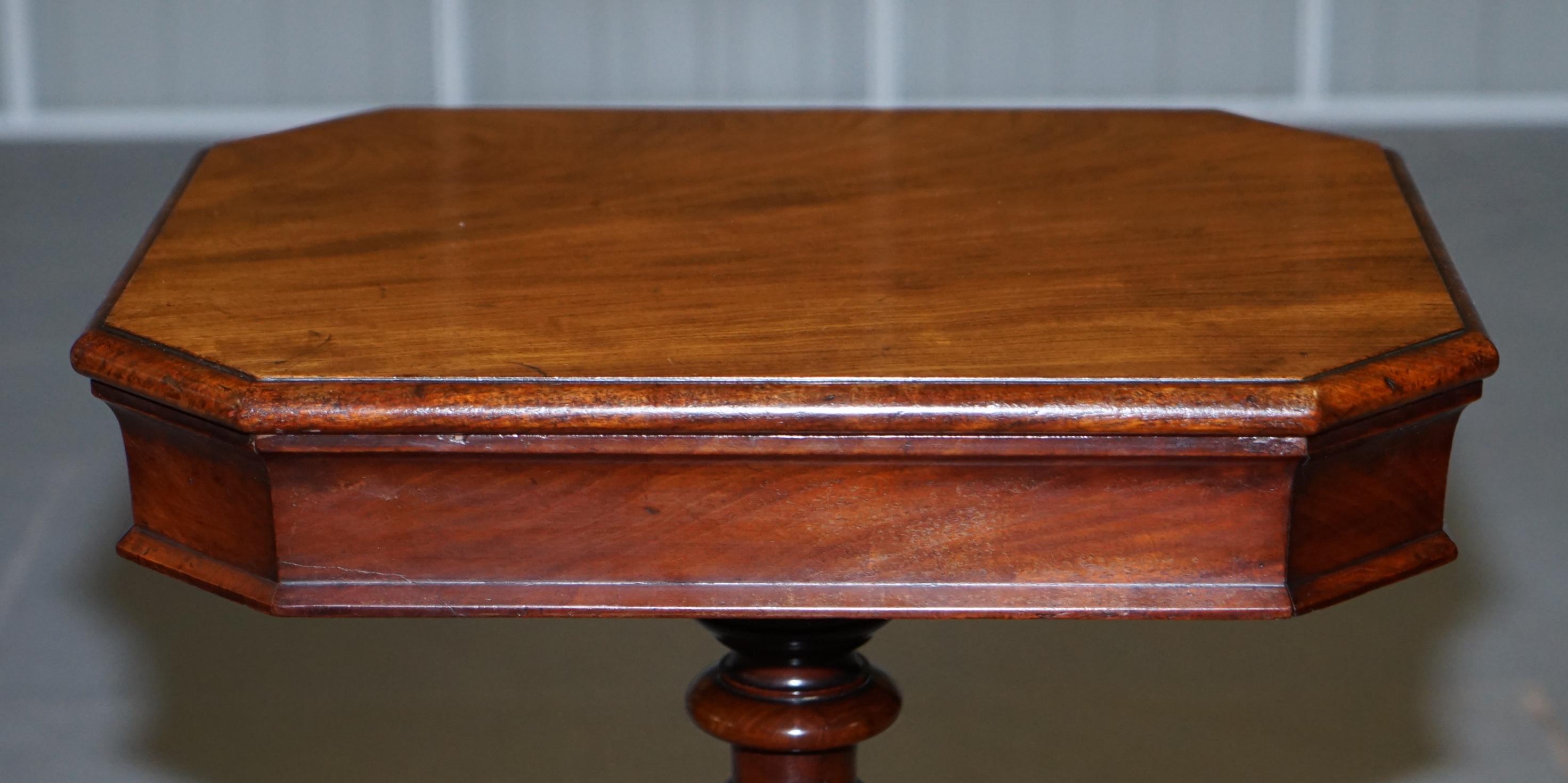 Sublime Antique William IV circa 1830 Flamed Hardwood Single Drawer Side Table For Sale 8