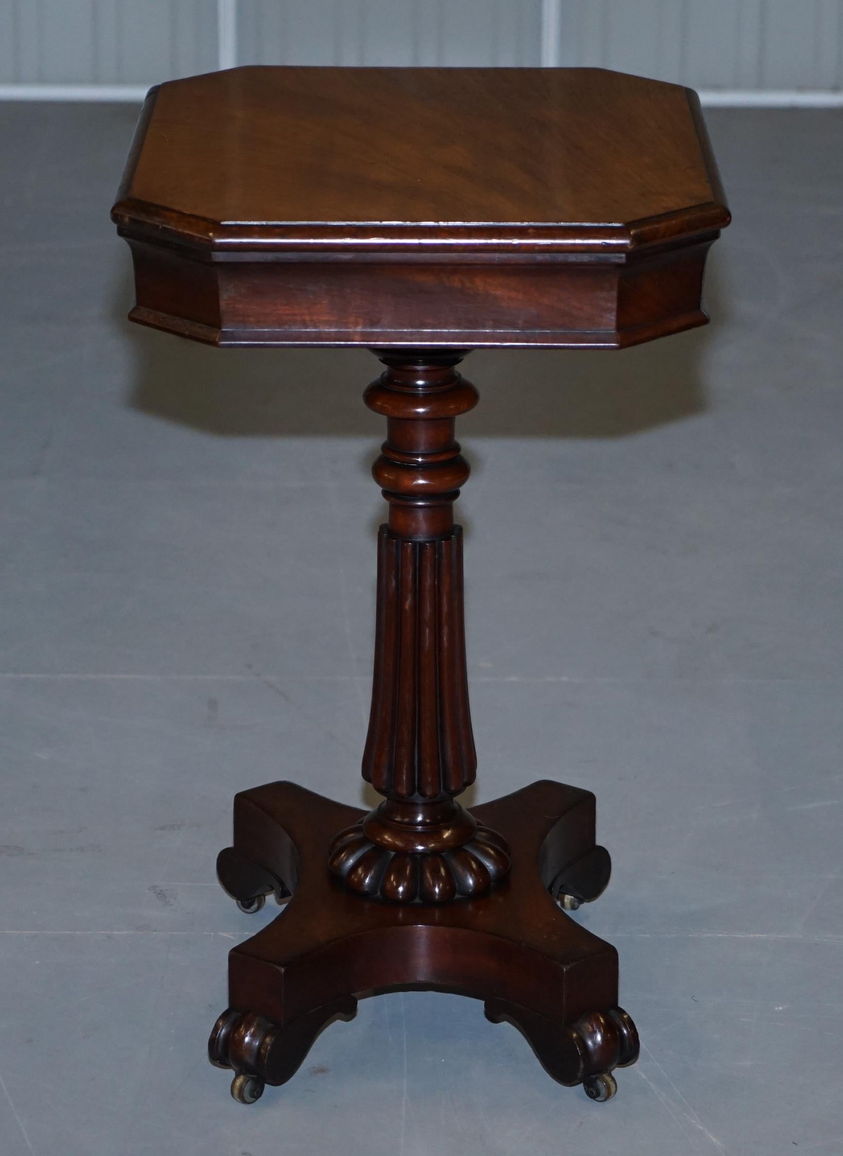 Sublime Antique William IV circa 1830 Flamed Hardwood Single Drawer Side Table For Sale 9