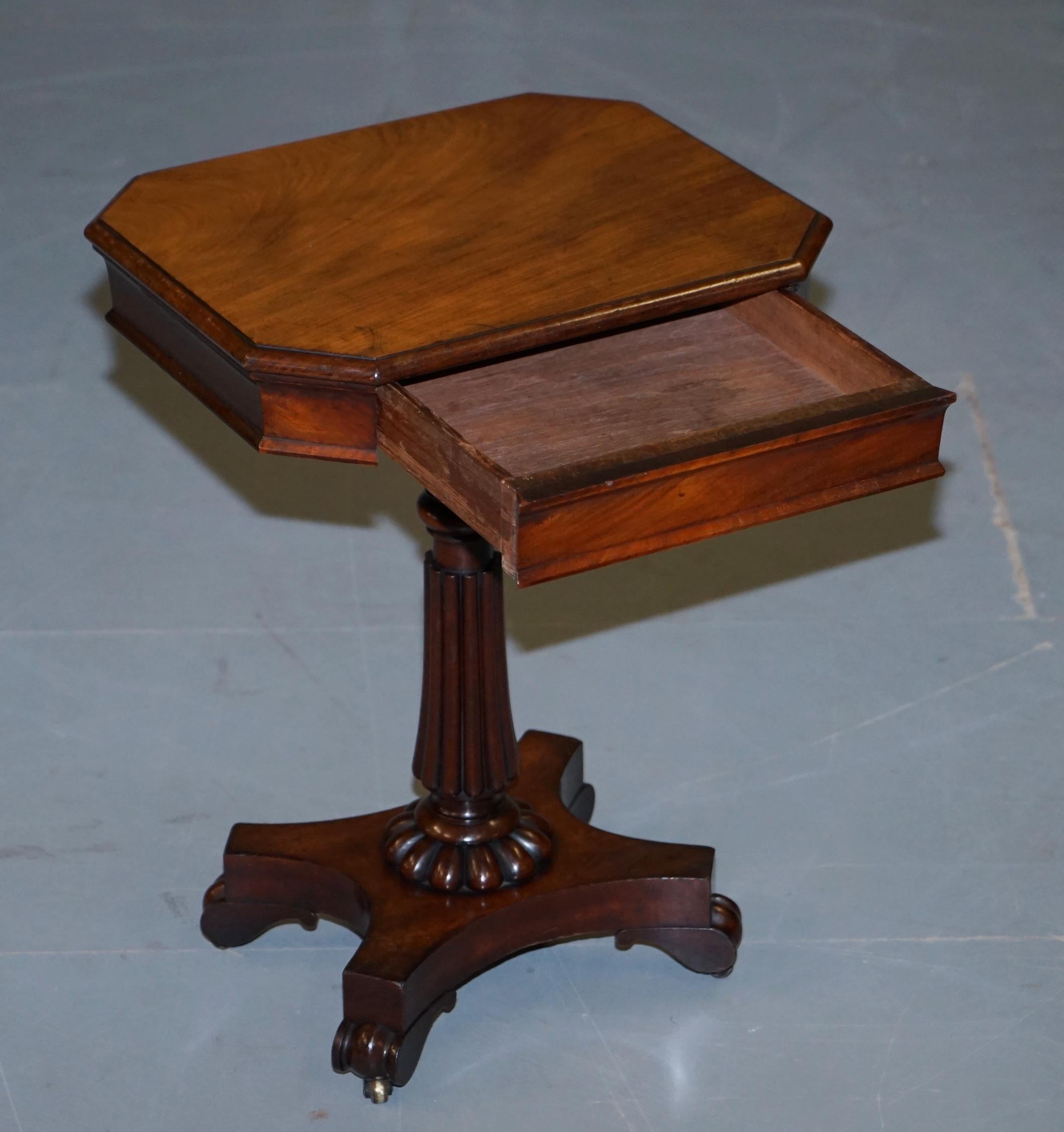 Sublime Antique William IV circa 1830 Flamed Hardwood Single Drawer Side Table For Sale 13