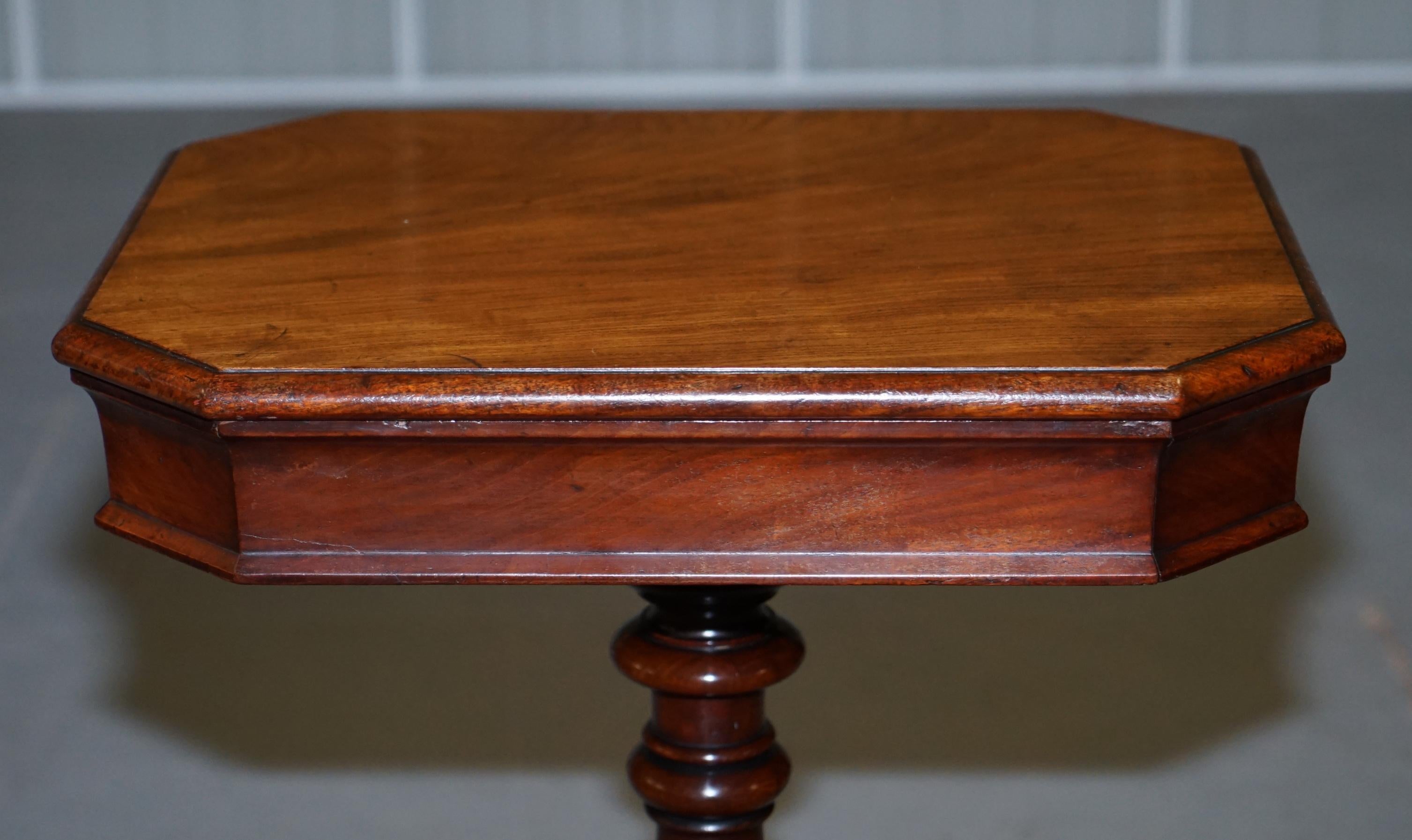 Sublime Antique William IV circa 1830 Flamed Hardwood Single Drawer Side Table For Sale 1