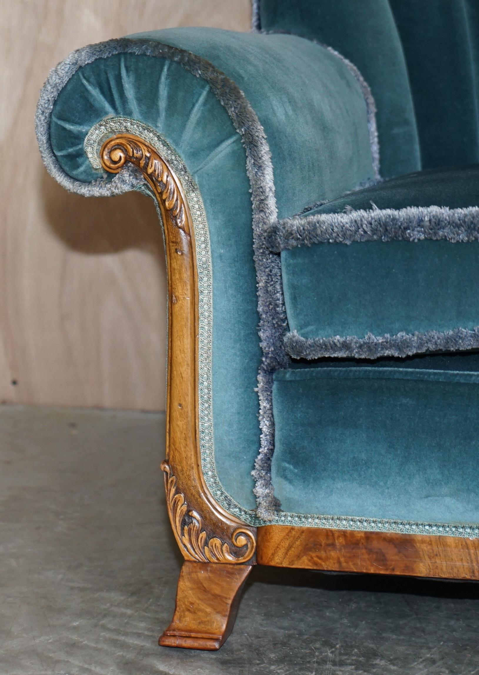 Anglais Sublime canapé Art Déco en ronce de noyer et paire de fauteuils en tissu de velours bleu en vente