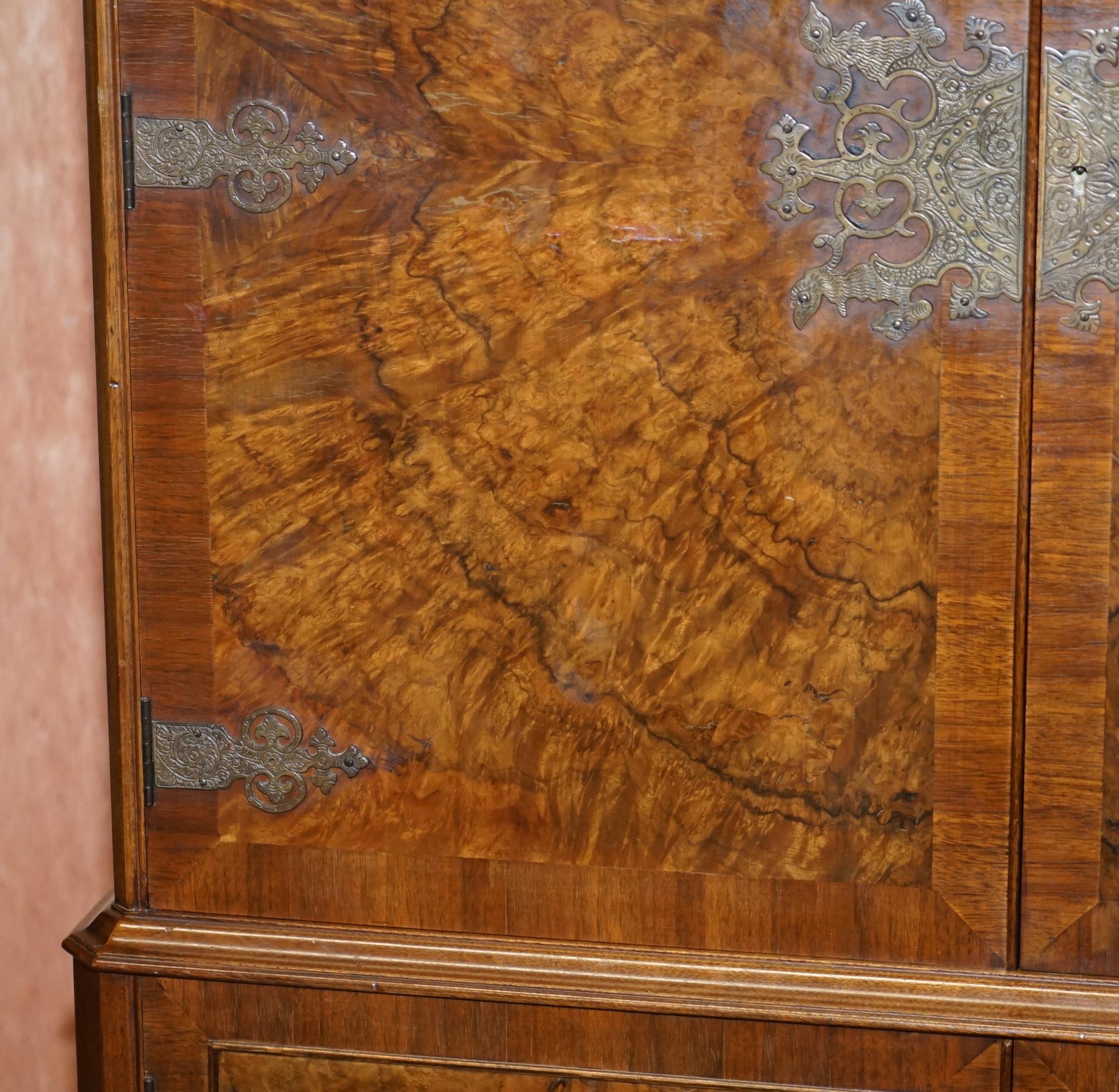 Sublime Art Deco Drinks Cabinet with Exquisite Burr Walnut Panels Cabriole Legs For Sale 1