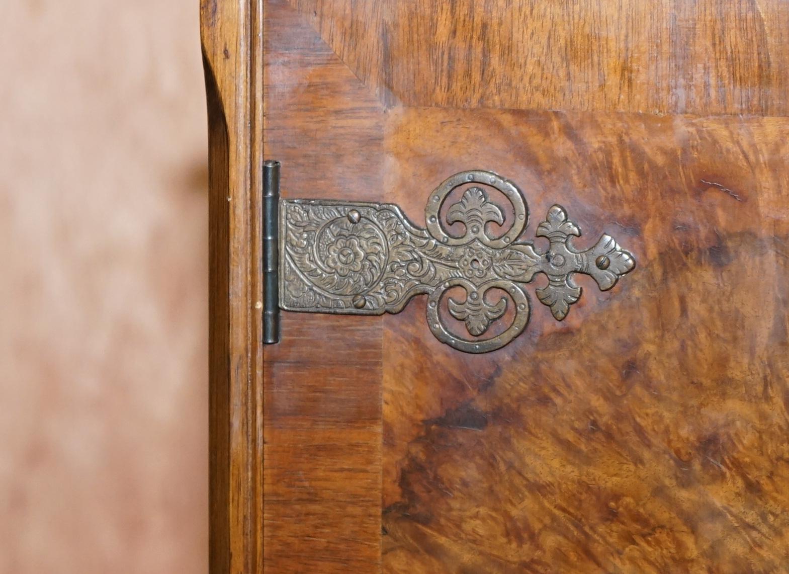 Sublime Art Deco Drinks Cabinet with Exquisite Burr Walnut Panels Cabriole Legs For Sale 2