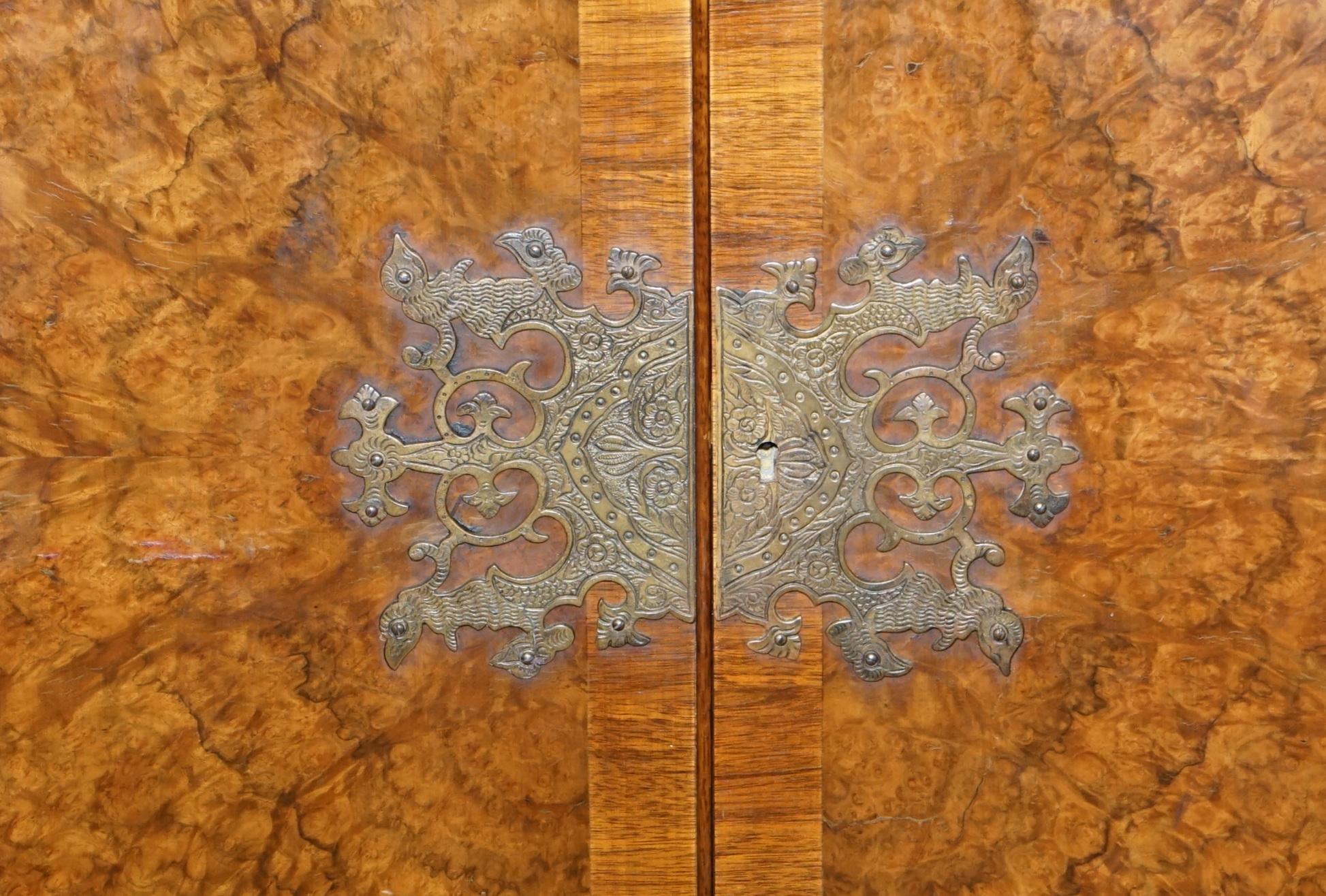 Sublime Art Deco Drinks Cabinet with Exquisite Burr Walnut Panels Cabriole Legs For Sale 3