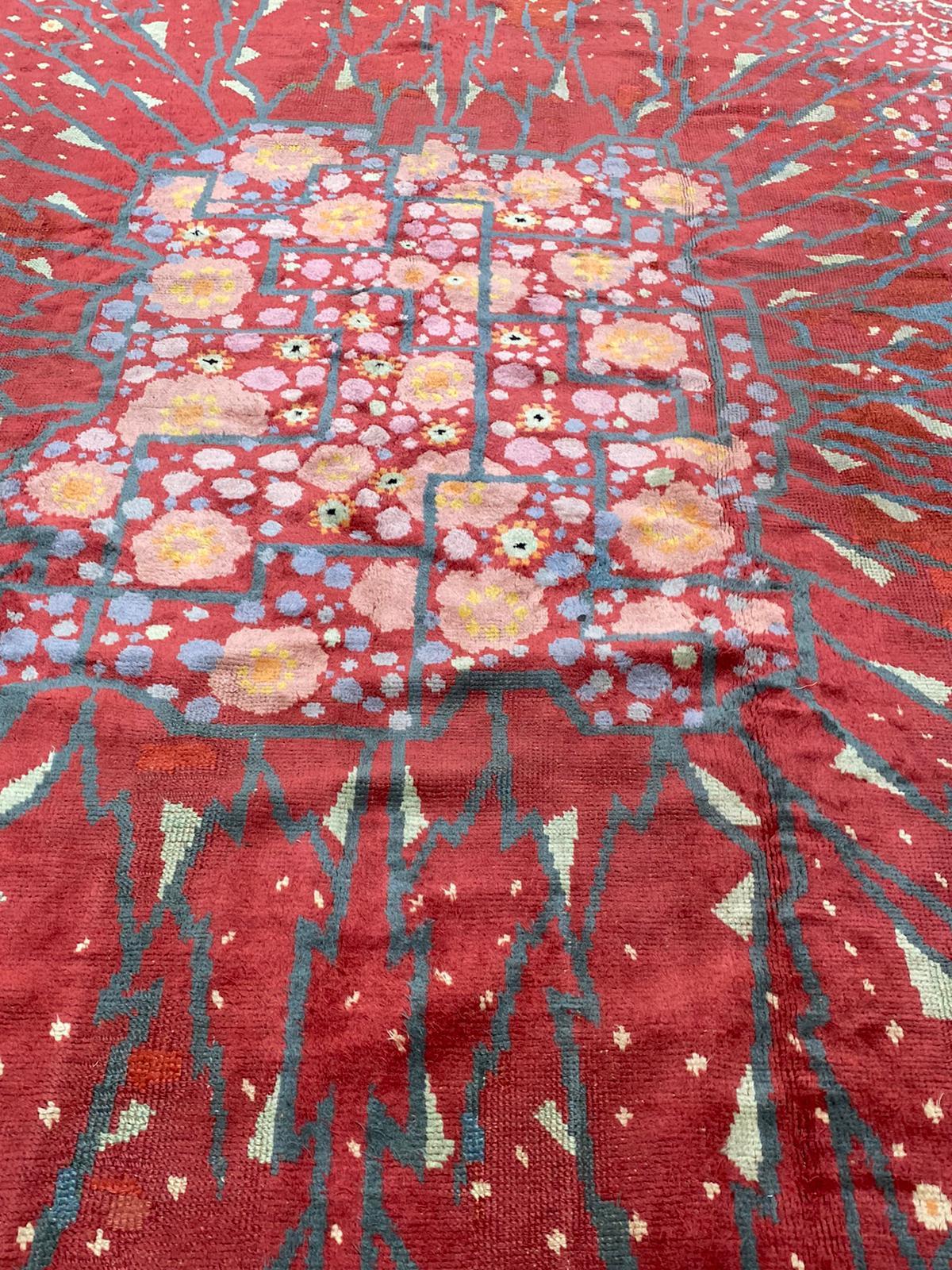 Sublime tapis Art Déco signé par Maurice Dufrene, 
Rouge avec décoration florale 
Lieu d'origine : France
Année : années 1920
Condition : Parfait 

À propos de l'artiste :

Maurice Dufrene (1876-1955)
Maurice Dufrene, l'un des premiers