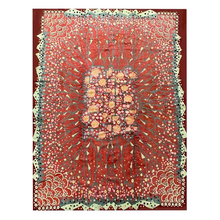 Sublime tapis Art Déco signé par Maurice Dufrene, rouge avec décoration florale en vente