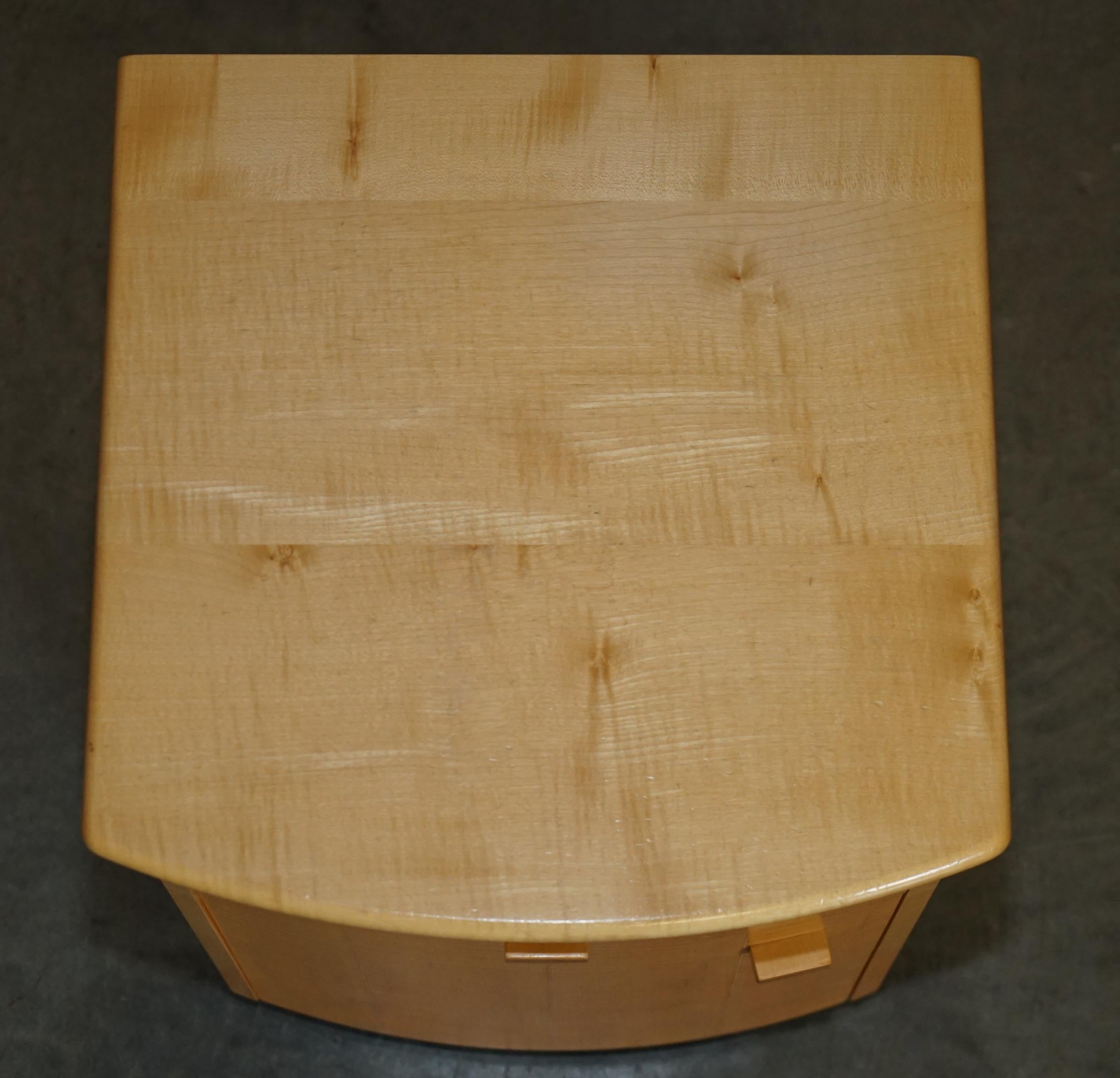 Ensemble de tables SUBLIME BOW FRONTED BAXTER & LEE SATIN BIRCH CHEST OF DRAWERS & SiDE en vente 7
