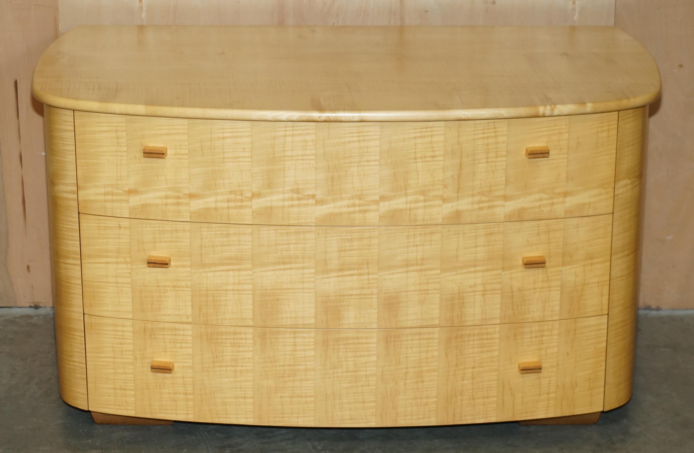 Art déco Ensemble de tables SUBLIME BOW FRONTED BAXTER & LEE SATIN BIRCH CHEST OF DRAWERS & SiDE en vente