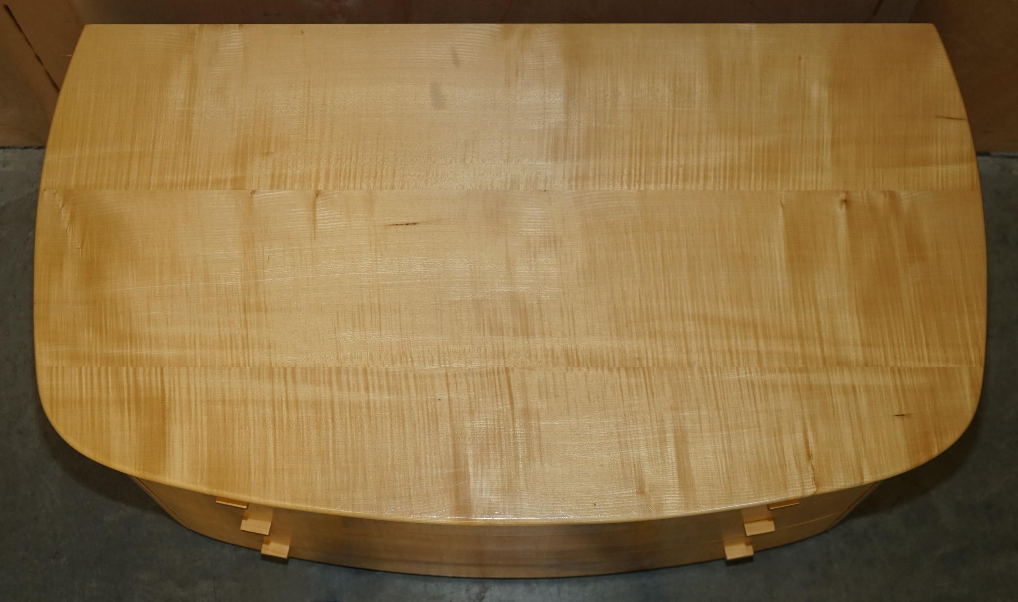 Anglais Ensemble de tables SUBLIME BOW FRONTED BAXTER & LEE SATIN BIRCH CHEST OF DRAWERS & SiDE en vente