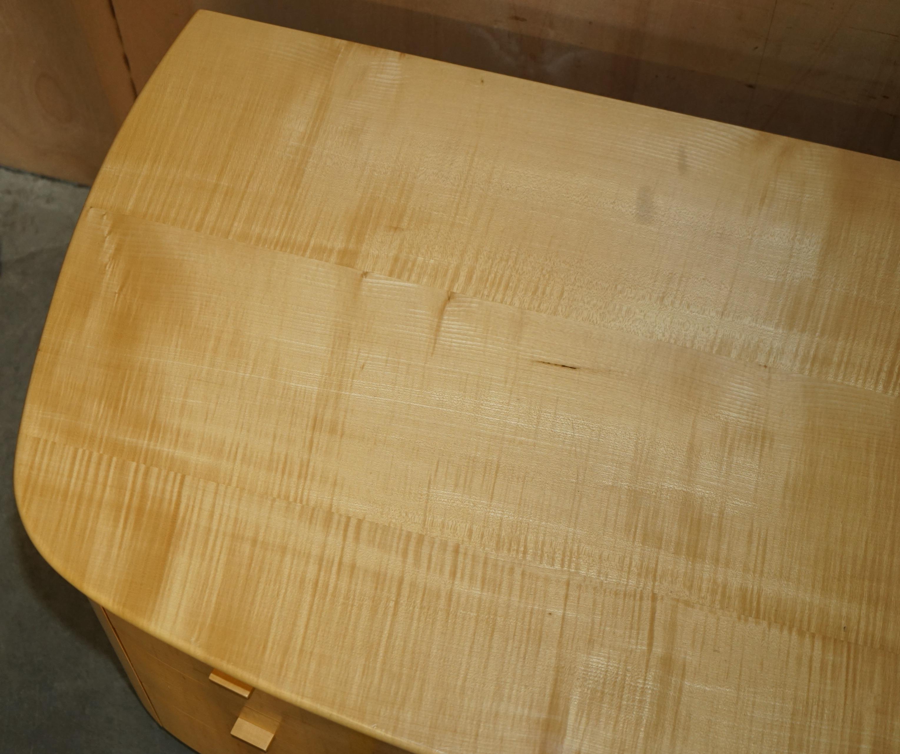 Fait main Ensemble de tables SUBLIME BOW FRONTED BAXTER & LEE SATIN BIRCH CHEST OF DRAWERS & SiDE en vente