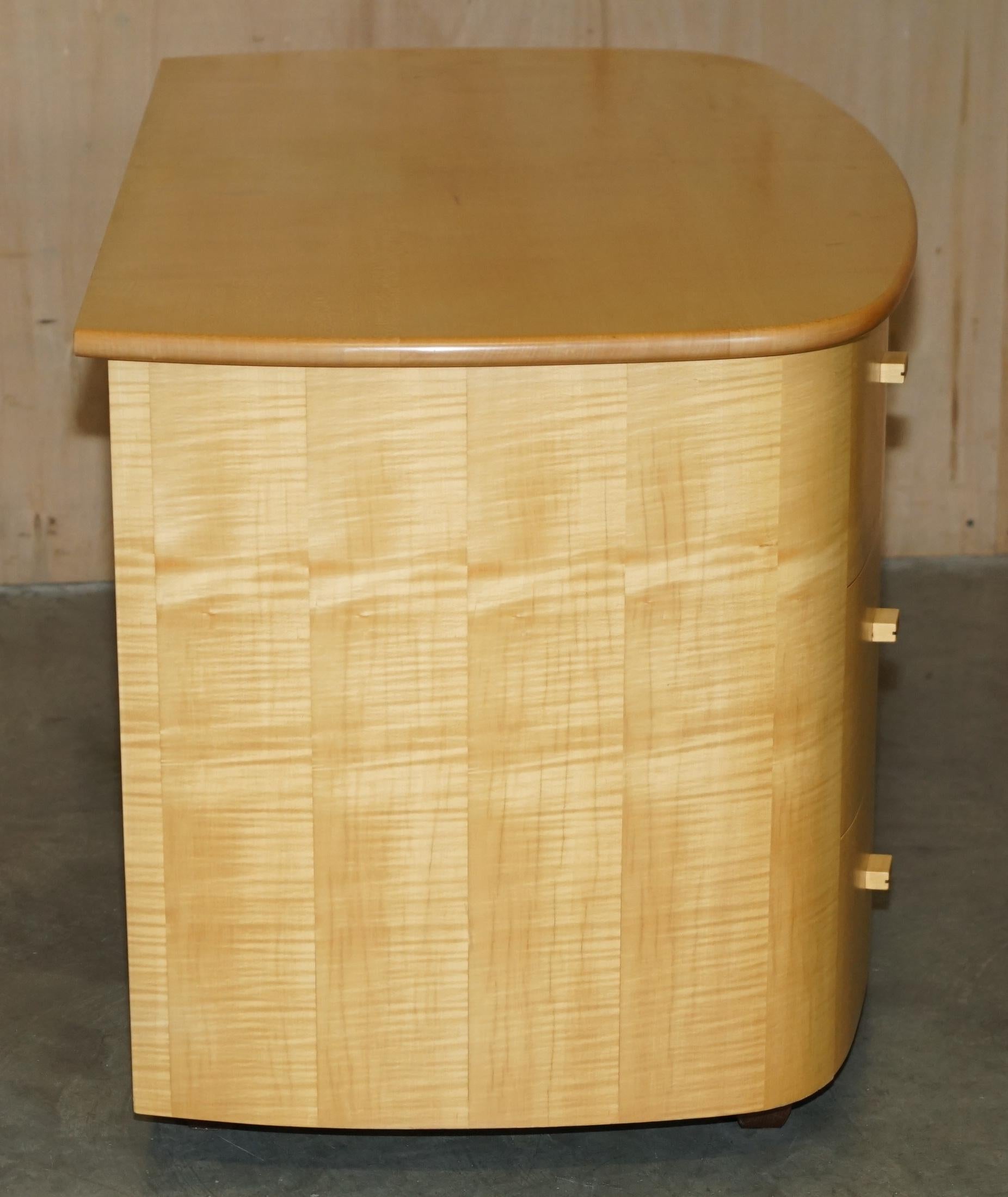 Ensemble de tables SUBLIME BOW FRONTED BAXTER & LEE SATIN BIRCH CHEST OF DRAWERS & SiDE Bon état - En vente à West Sussex, Pulborough