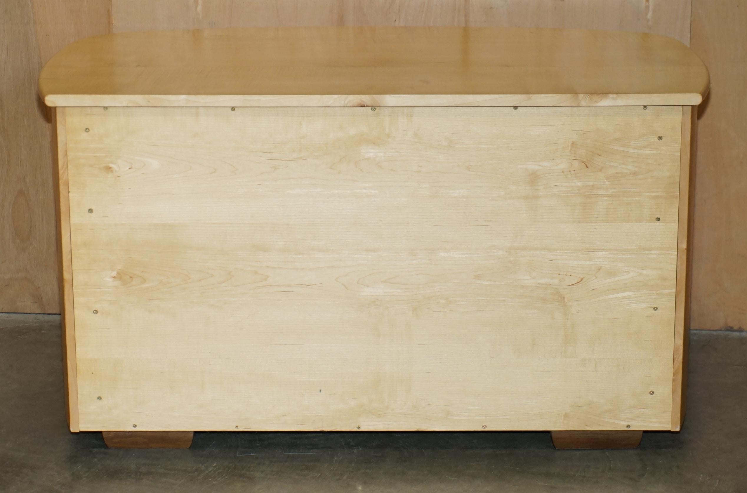 20ième siècle Ensemble de tables SUBLIME BOW FRONTED BAXTER & LEE SATIN BIRCH CHEST OF DRAWERS & SiDE en vente