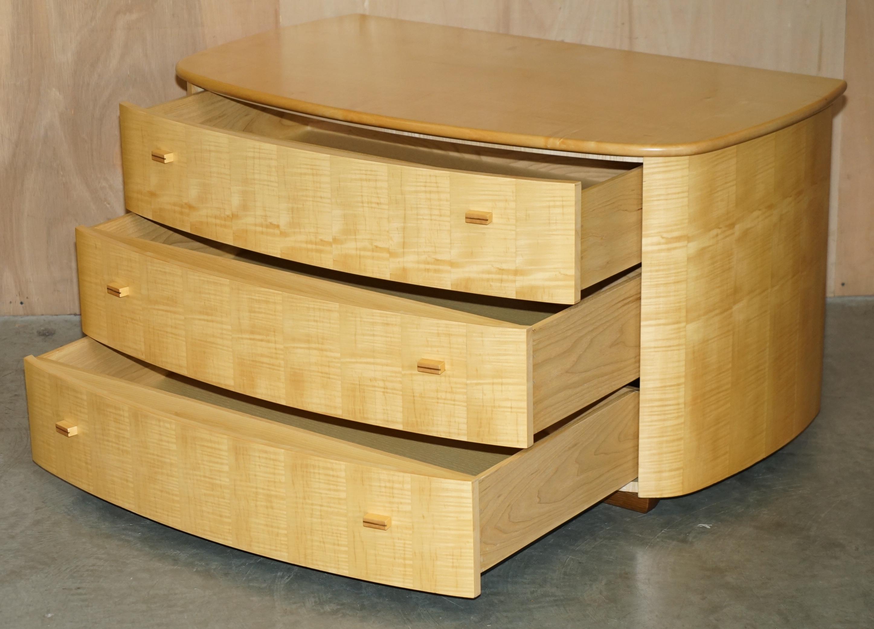 Bouleau Ensemble de tables SUBLIME BOW FRONTED BAXTER & LEE SATIN BIRCH CHEST OF DRAWERS & SiDE en vente