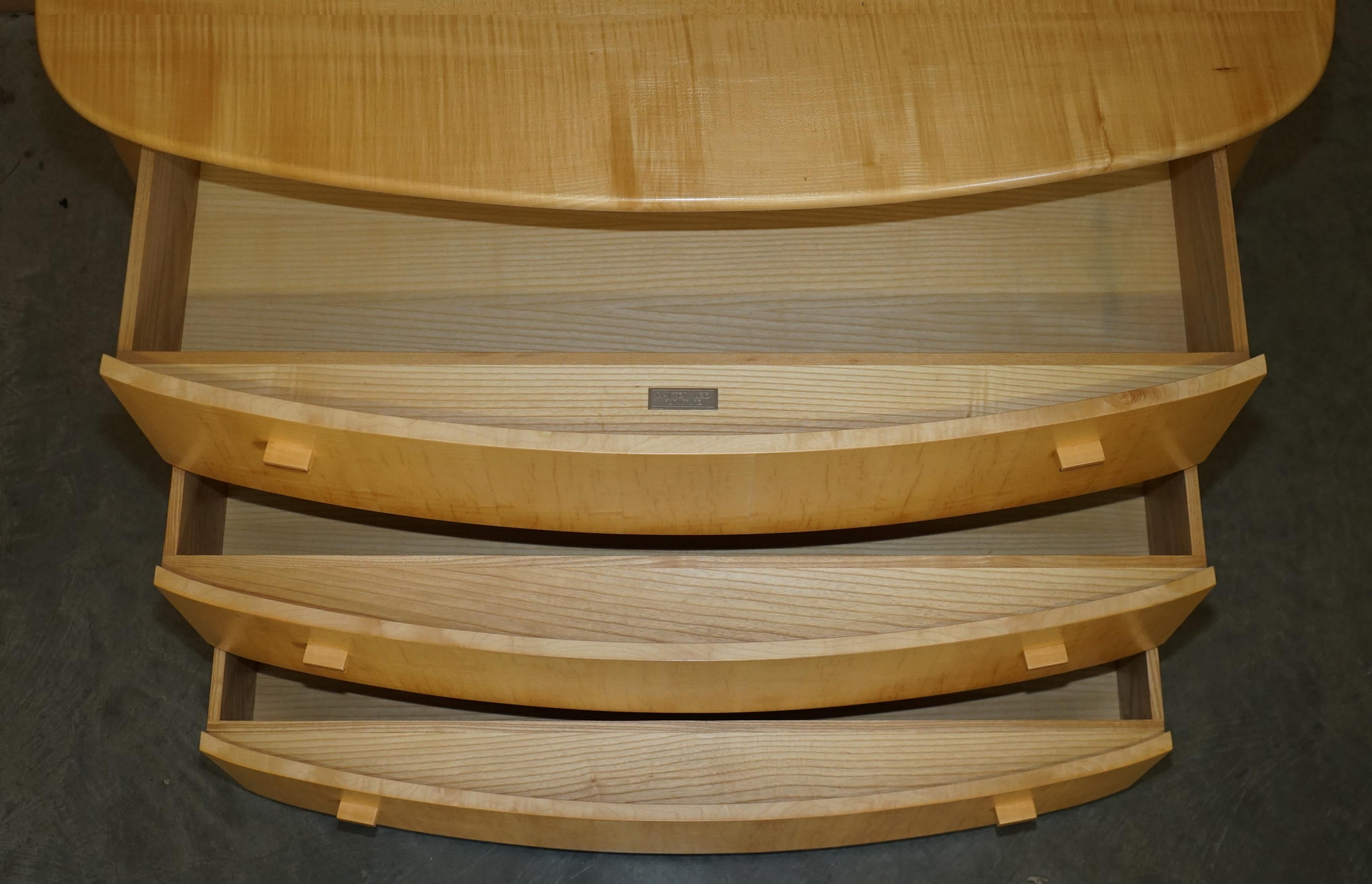 Ensemble de tables SUBLIME BOW FRONTED BAXTER & LEE SATIN BIRCH CHEST OF DRAWERS & SiDE en vente 1