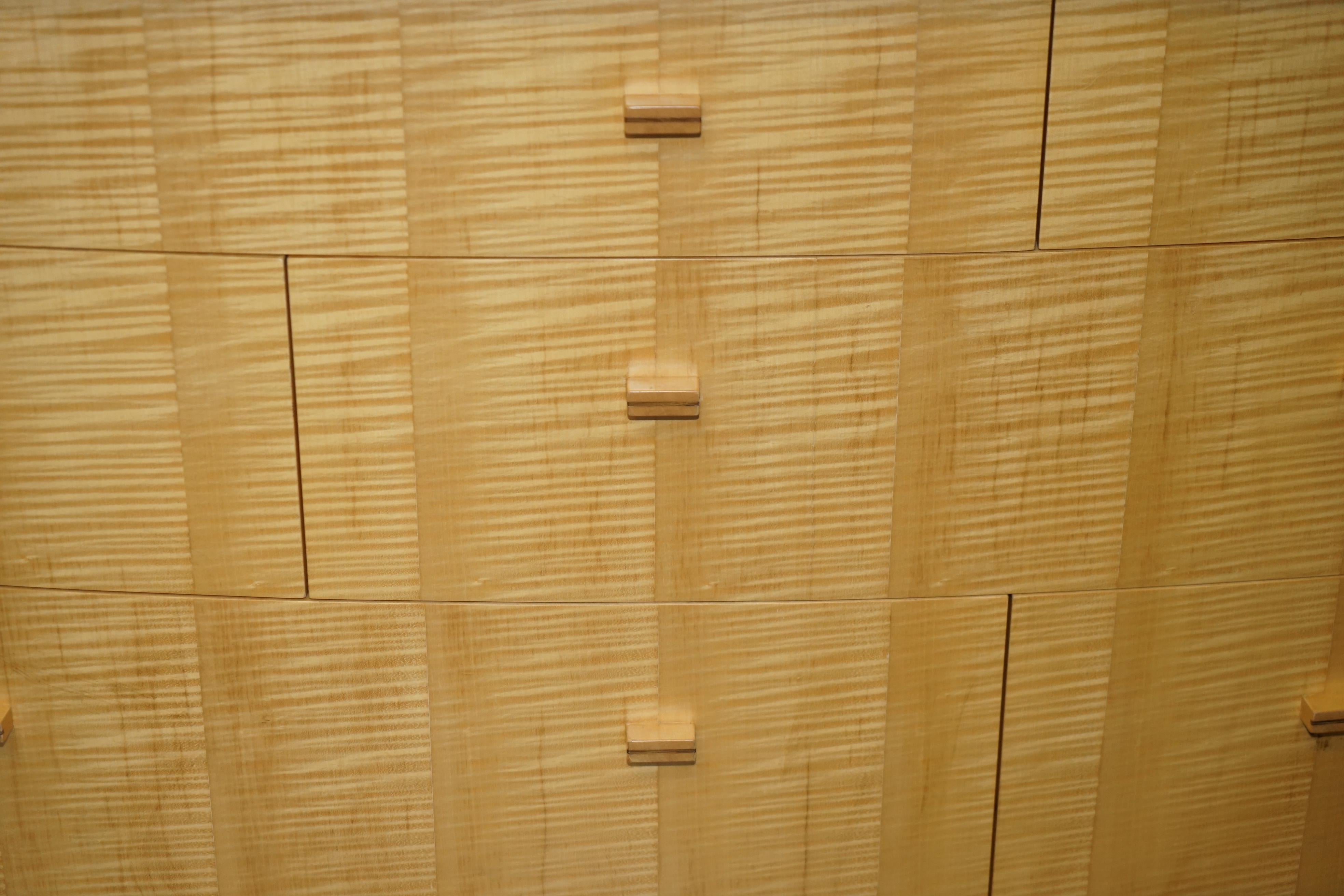 SUBLIME BOW FRONTED BAXTER & LEE SATIN BiRCH CHEST OF DRAWERS SIDEBOARD PART SET In Good Condition For Sale In West Sussex, Pulborough