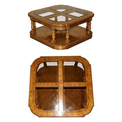 Sublime table basse en ronce de noyer avec plateau en verre, partie de l'ensemble