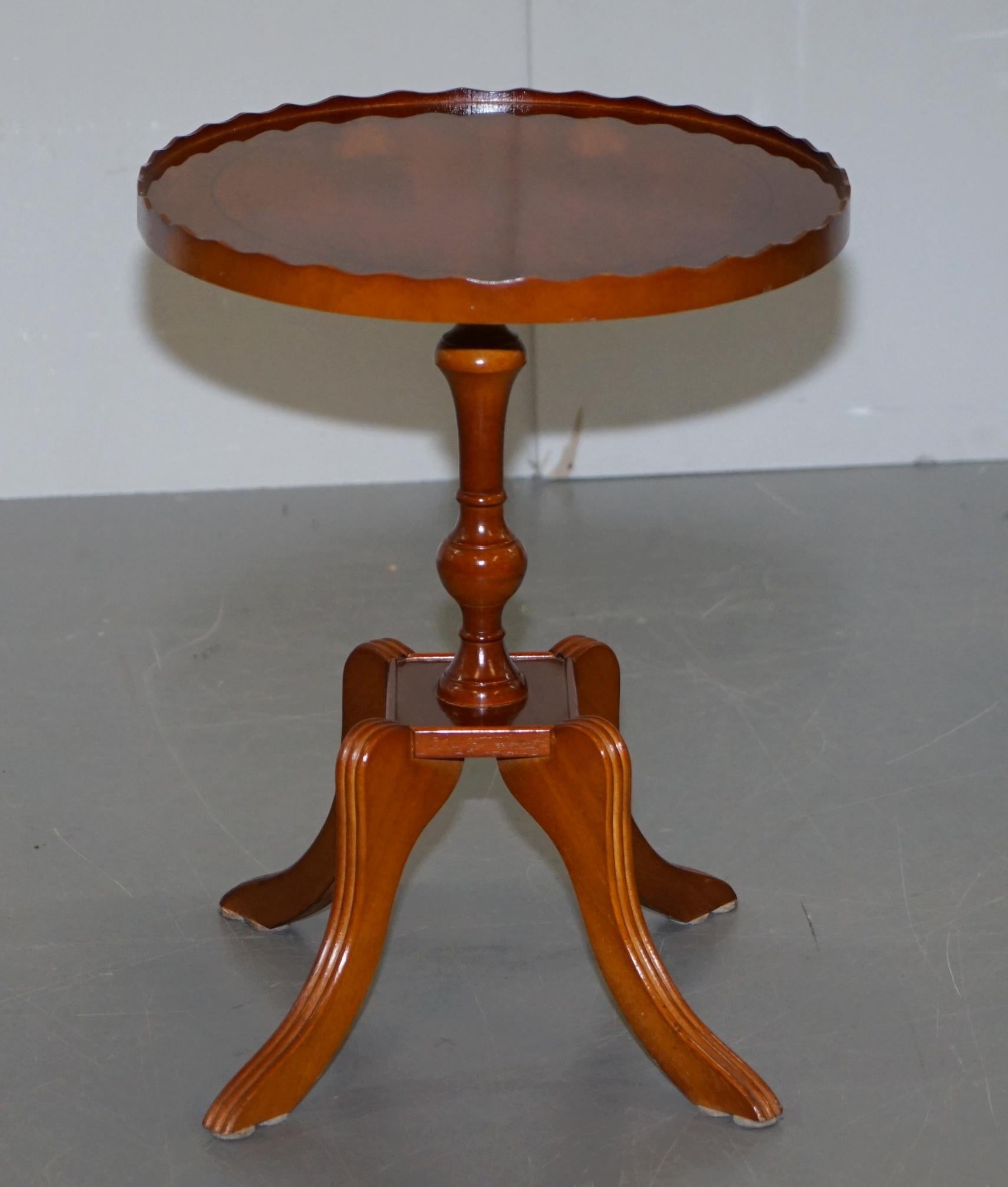 Sublime Burr Yew Wood Beresford & Hicks Side End Lamp Table with Gallery Rail For Sale 5
