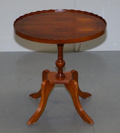 Sublime Burr Yew Wood Beresford & Hicks Side End Lamp Table with Gallery Rail