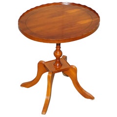 Sublime Burr Yew Wood Beresford & Hicks Side End Lamp Table with Gallery Rail