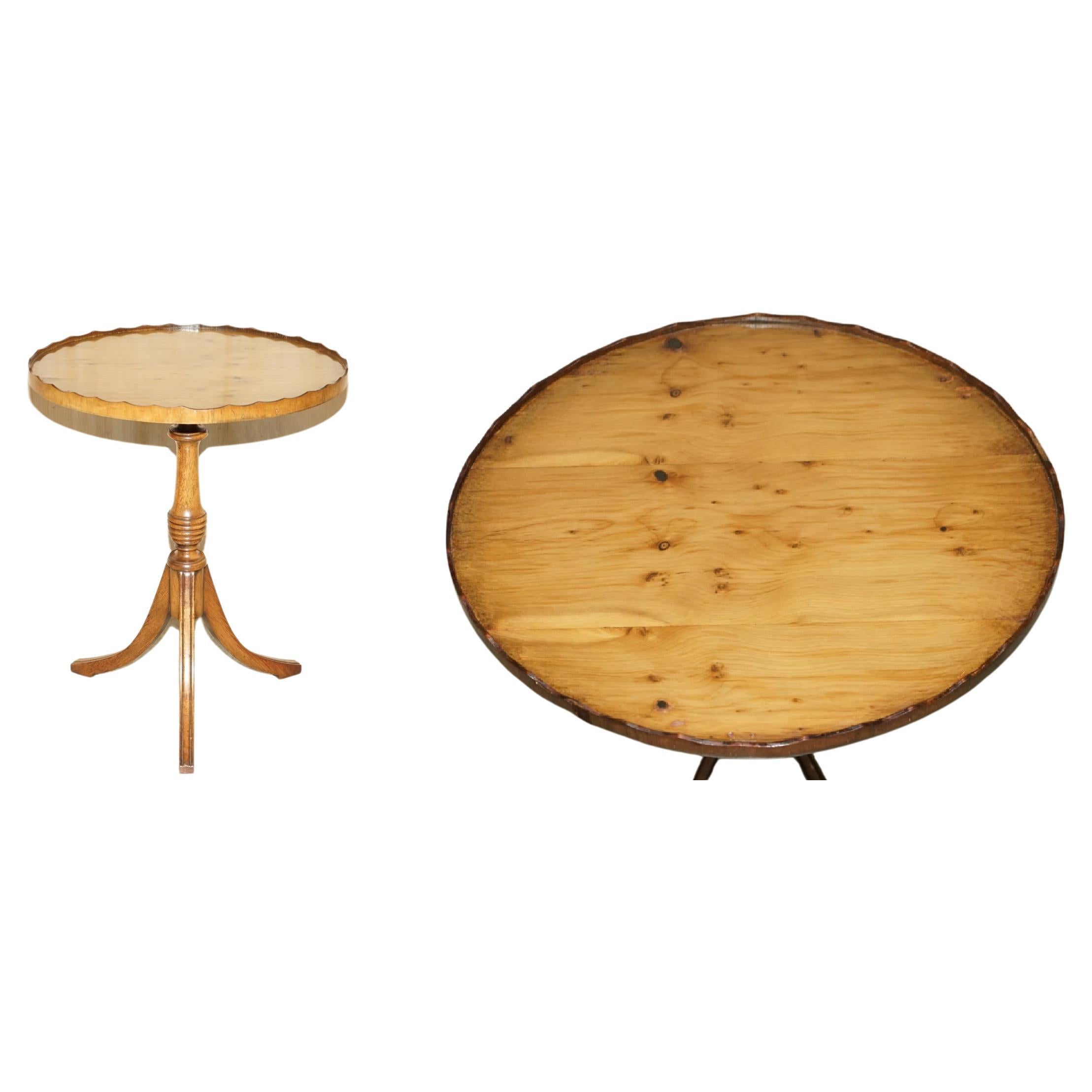 Sublime table d'appoint en bois d'if avec rallonge en galerie sculptée à la main