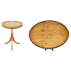 Sublime mesa auxiliar de madera de tejo con barra de galería tallada a mano