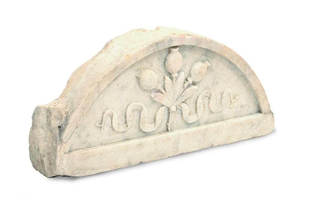 This Carrara marble relief lunette is an original pair of decorative object realized in Italy in the 17th century.

Original Carrara marble.

Excellent conditions. 

Beautiful Carrara marble bezel depicting a trio of closed pomegranates held