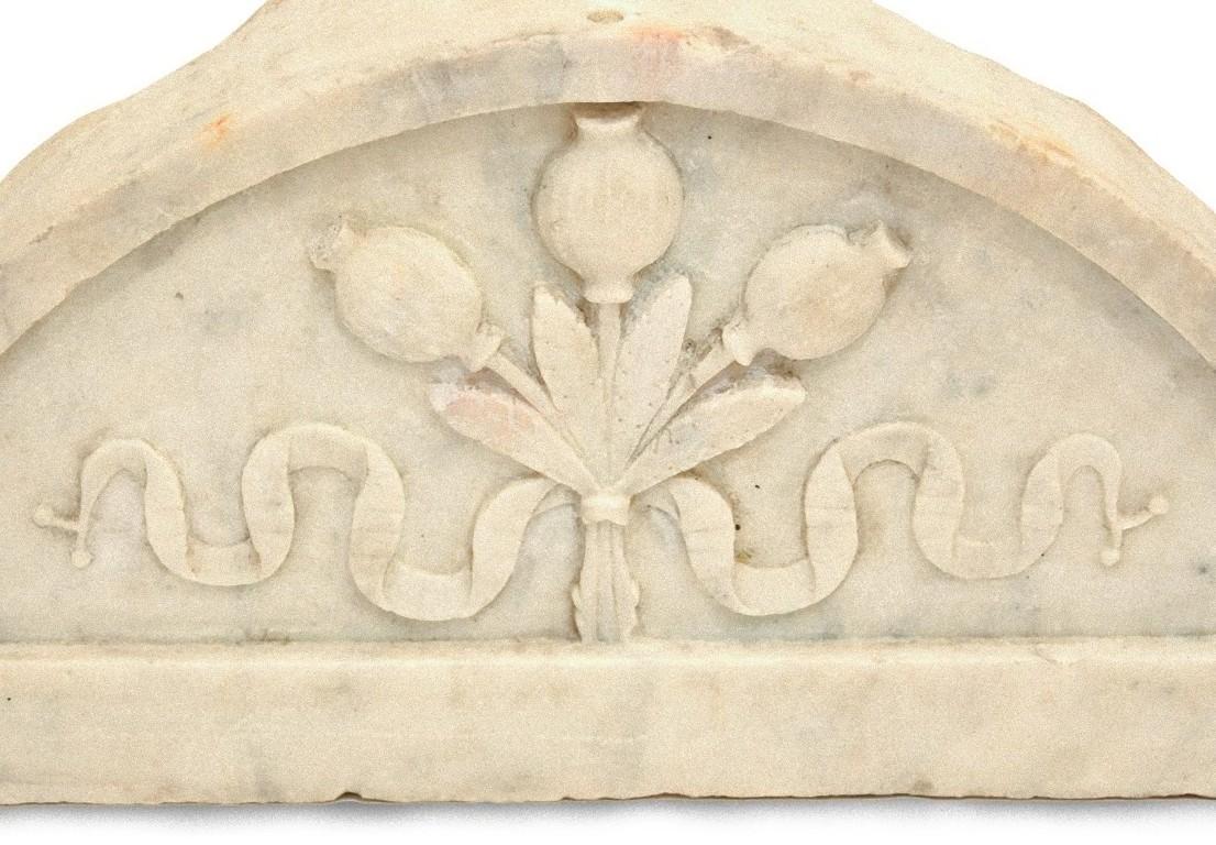 Sublime Carrara Marble Relief Lunette, Italy, 17th Century In Good Condition In Roma, IT