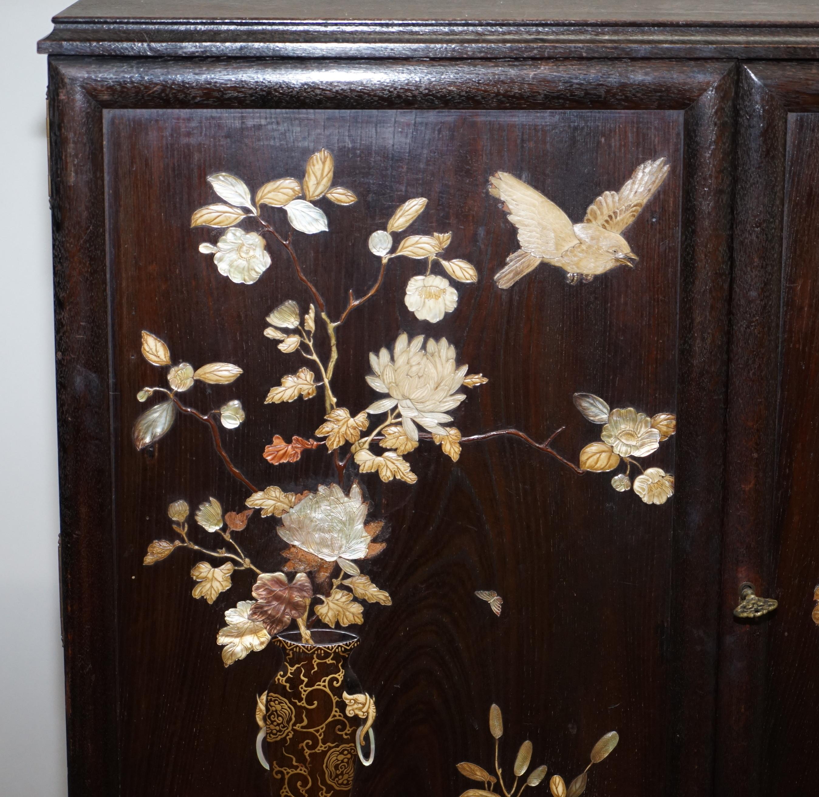 18th Century Sublime Chinese Chinoiserie Signed Drinks Cabinet with Gold Giltwood Carved Base