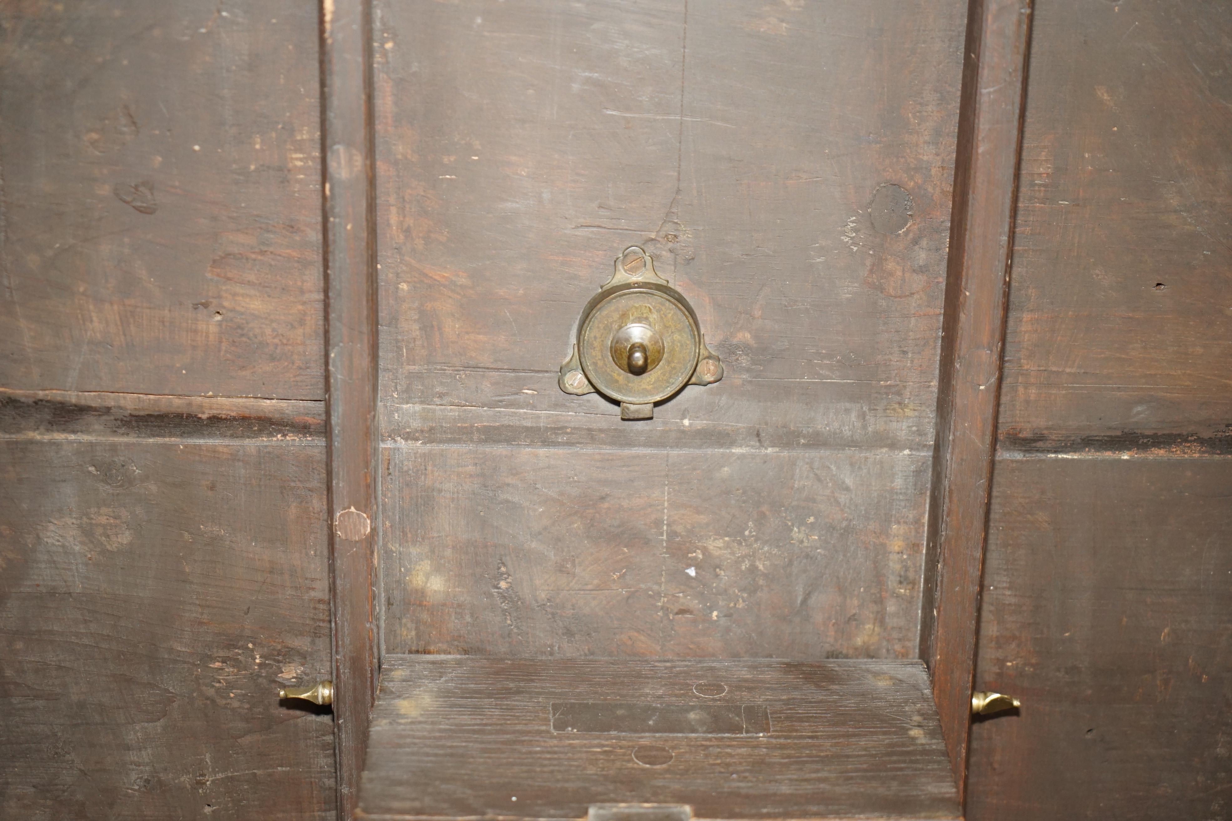 SUBLIME CIR 1800 ANTIQUE SPECIMEN WOOD OCCASIONAL TILT TOP TABLE BURR WALNUT OAK in vendita 11