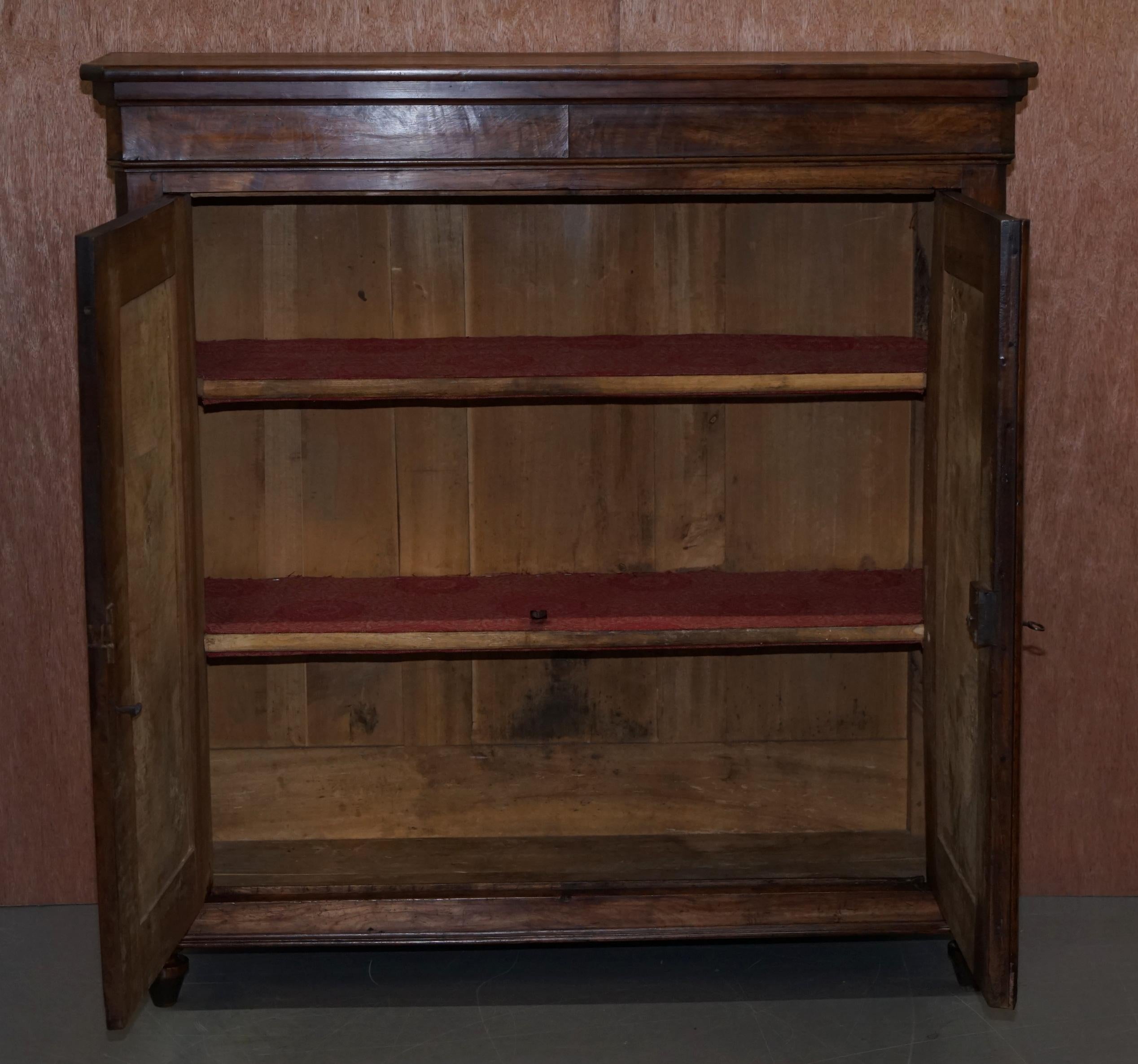 Sublime armoire de cuisine ou de salle à manger ancienne en bois fruitier français, datant d'environ 1820 en vente 10