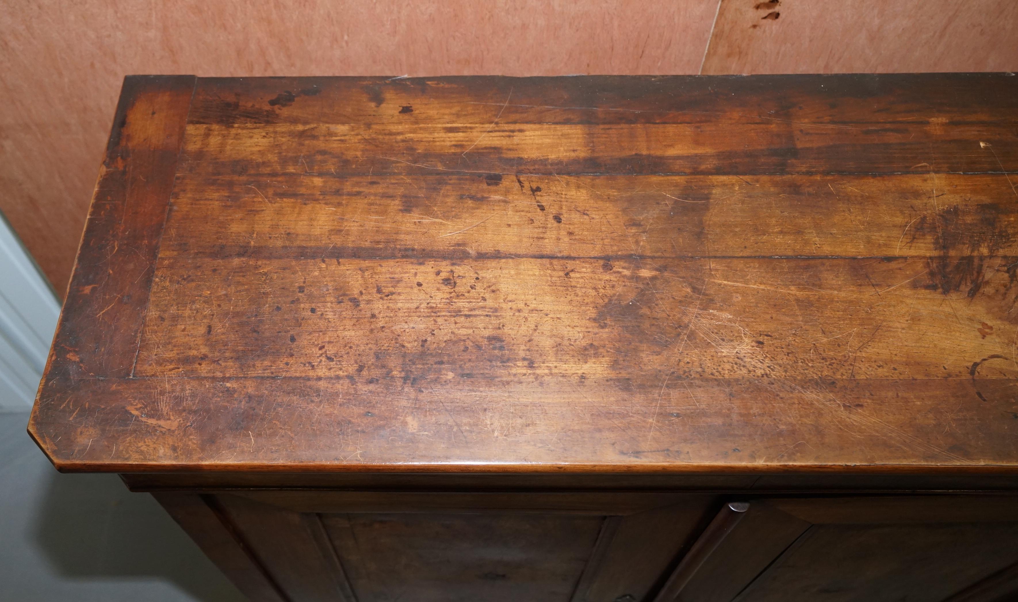 Fait main Sublime armoire de cuisine ou de salle à manger ancienne en bois fruitier français, datant d'environ 1820 en vente