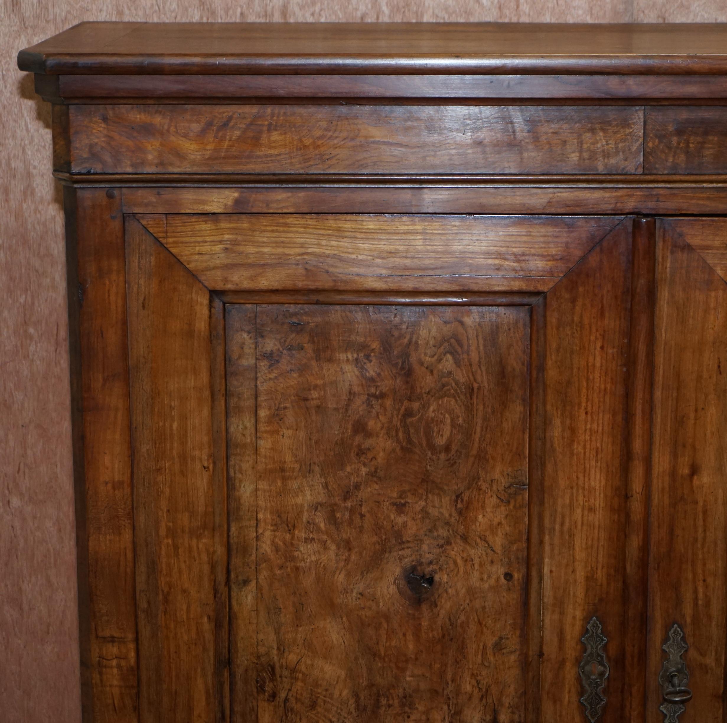 Début du XIXe siècle Sublime armoire de cuisine ou de salle à manger ancienne en bois fruitier français, datant d'environ 1820 en vente