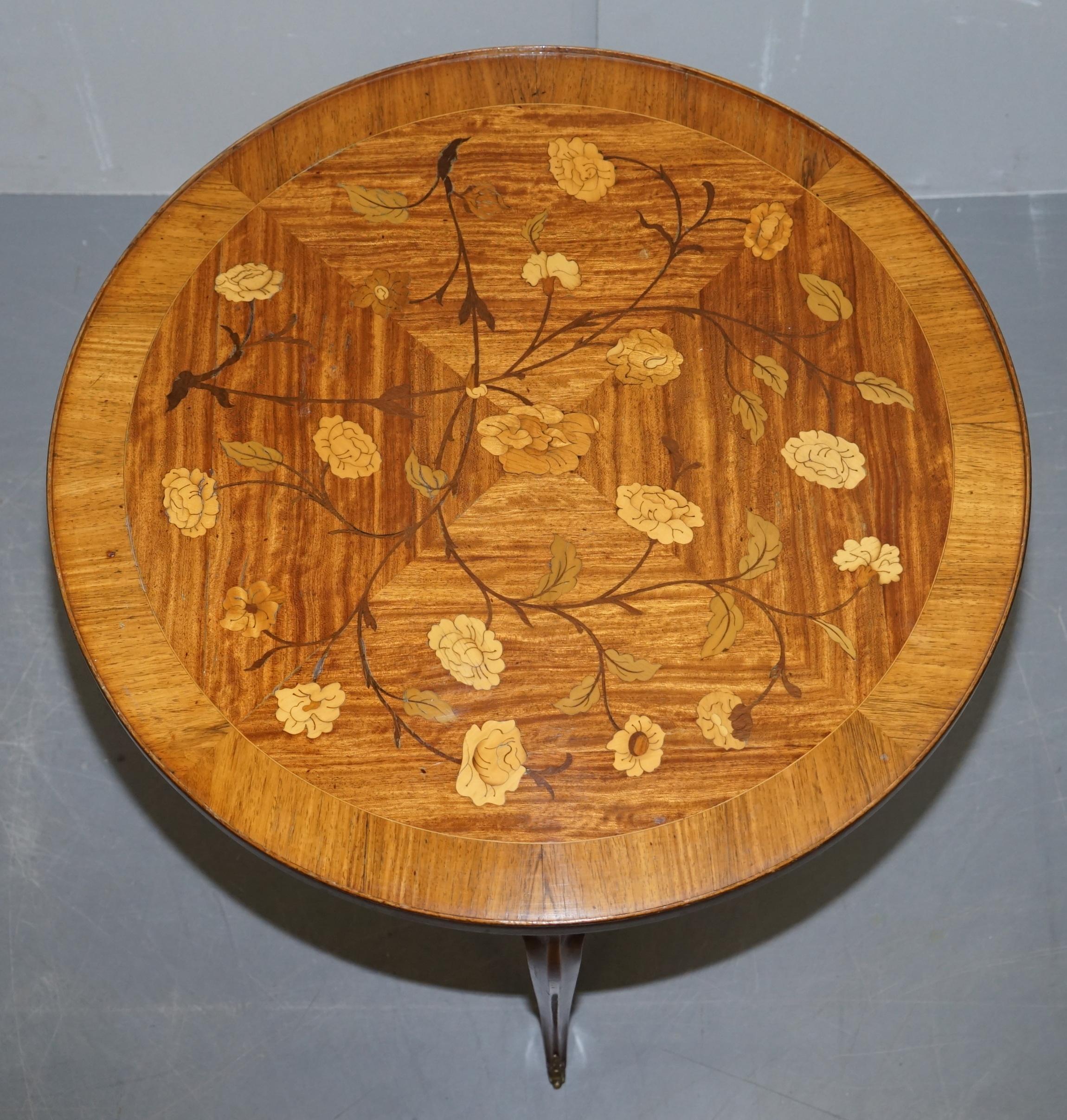 Nous avons le plaisir d'offrir à la vente cette sublime table d'appoint en bois fruitier, fabriquée à la main en Italie vers 1900, avec des montures en bronze

Une table d'appoint bien faite et décorative, achetée à Genève en Italie, elle date de