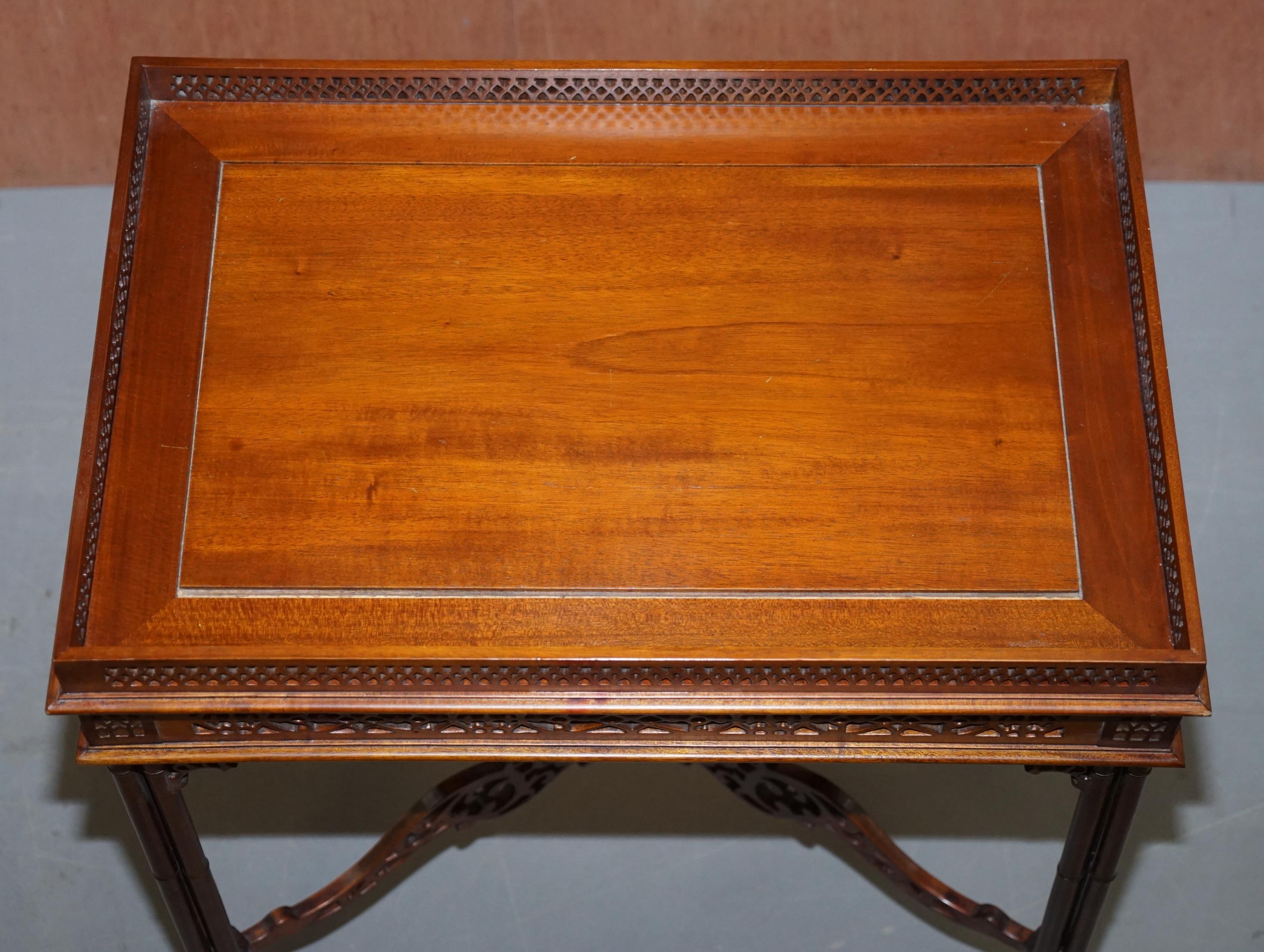 Anglais Sublime table basse à thé en argent sculpté Thomas Chippedale Fret Work datant des années 1920 environ en vente