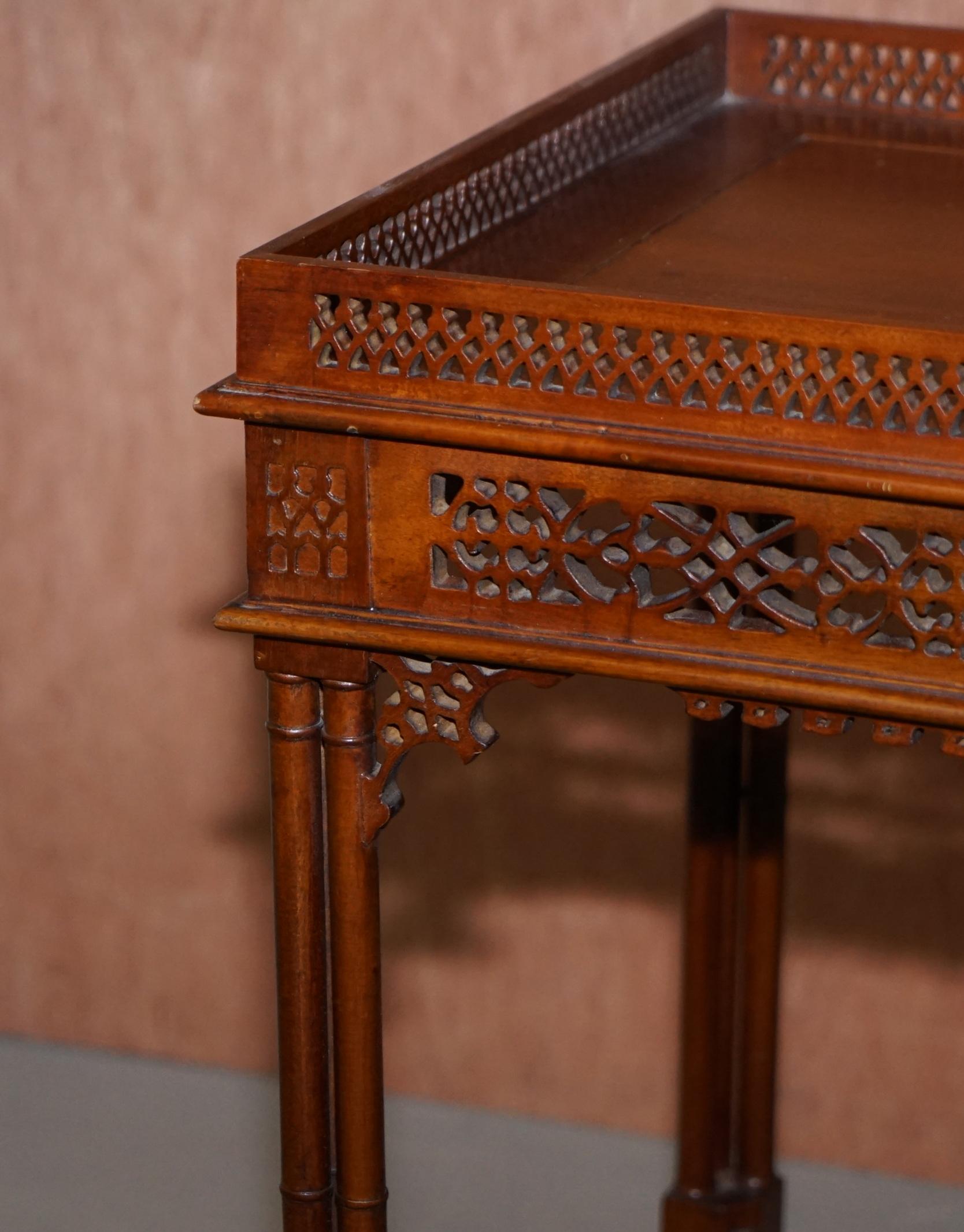 Bois Sublime table basse à thé en argent sculpté Thomas Chippedale Fret Work datant des années 1920 environ en vente