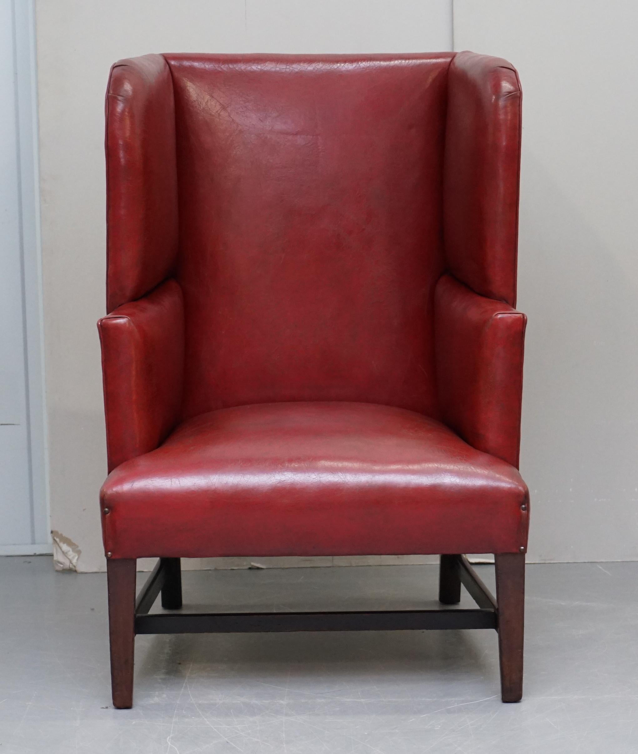 Wir freuen uns, diese atemberaubende Postbox roten Leder Georgian Porters Ohrensessel, ca. 1780 zum Verkauf anbieten.

Ein sehr gut aussehendes und hochdekoratives Stück. Dies ist ein Original georgischen ca. 1780 Sessel, der Sitz Plattform ist
