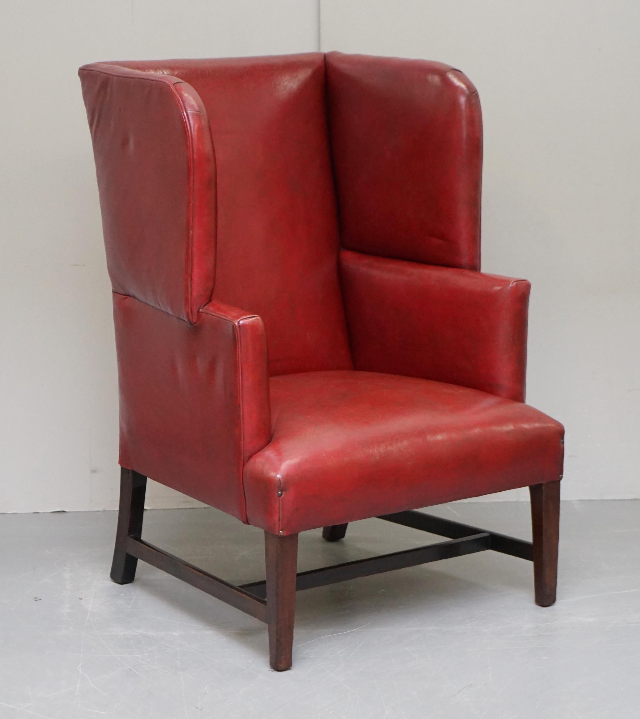 Georgien Sublime fauteuil Porters Wingback en cuir rouge Postbox du début de l'époque géorgienne, vers 1780 en vente