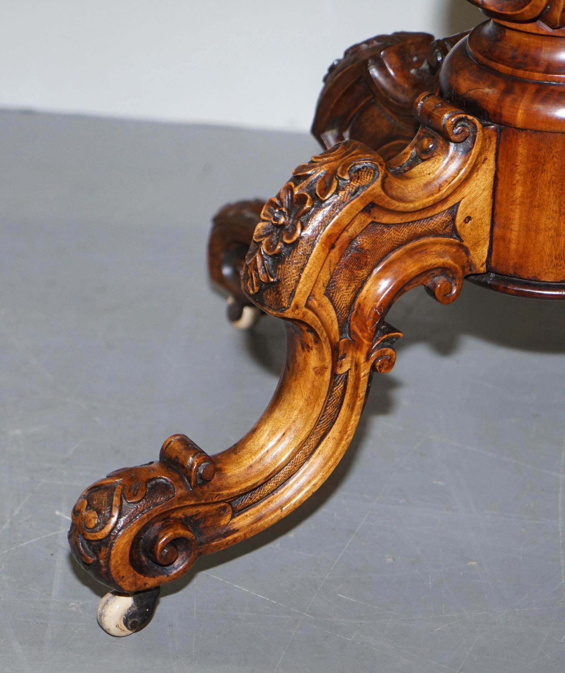 Sublime table d'appoint en noyer du début de l'époque victorienne Base et pieds ornementalement sculptés en vente 3