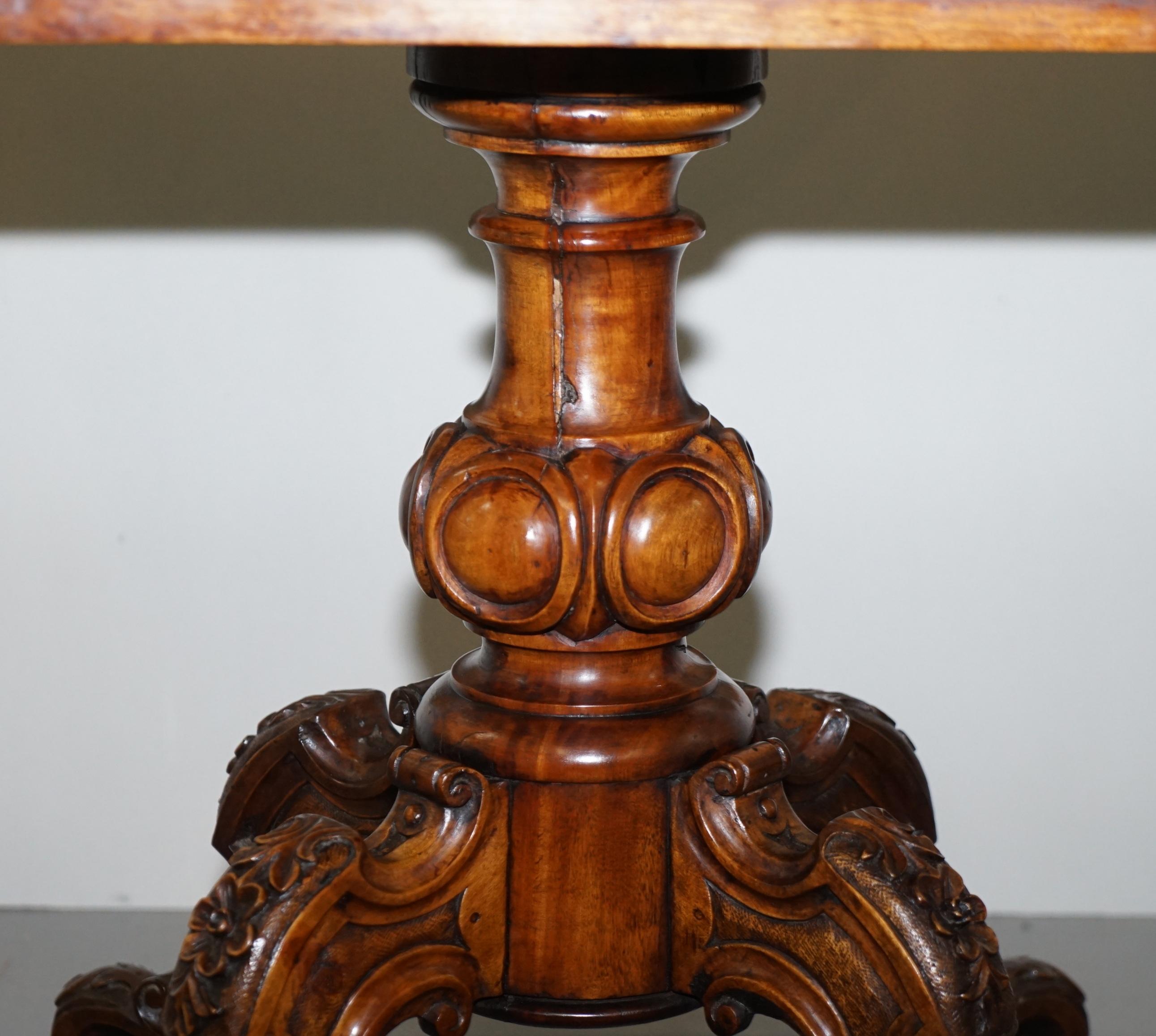 Sublime table d'appoint en noyer du début de l'époque victorienne Base et pieds ornementalement sculptés en vente 6
