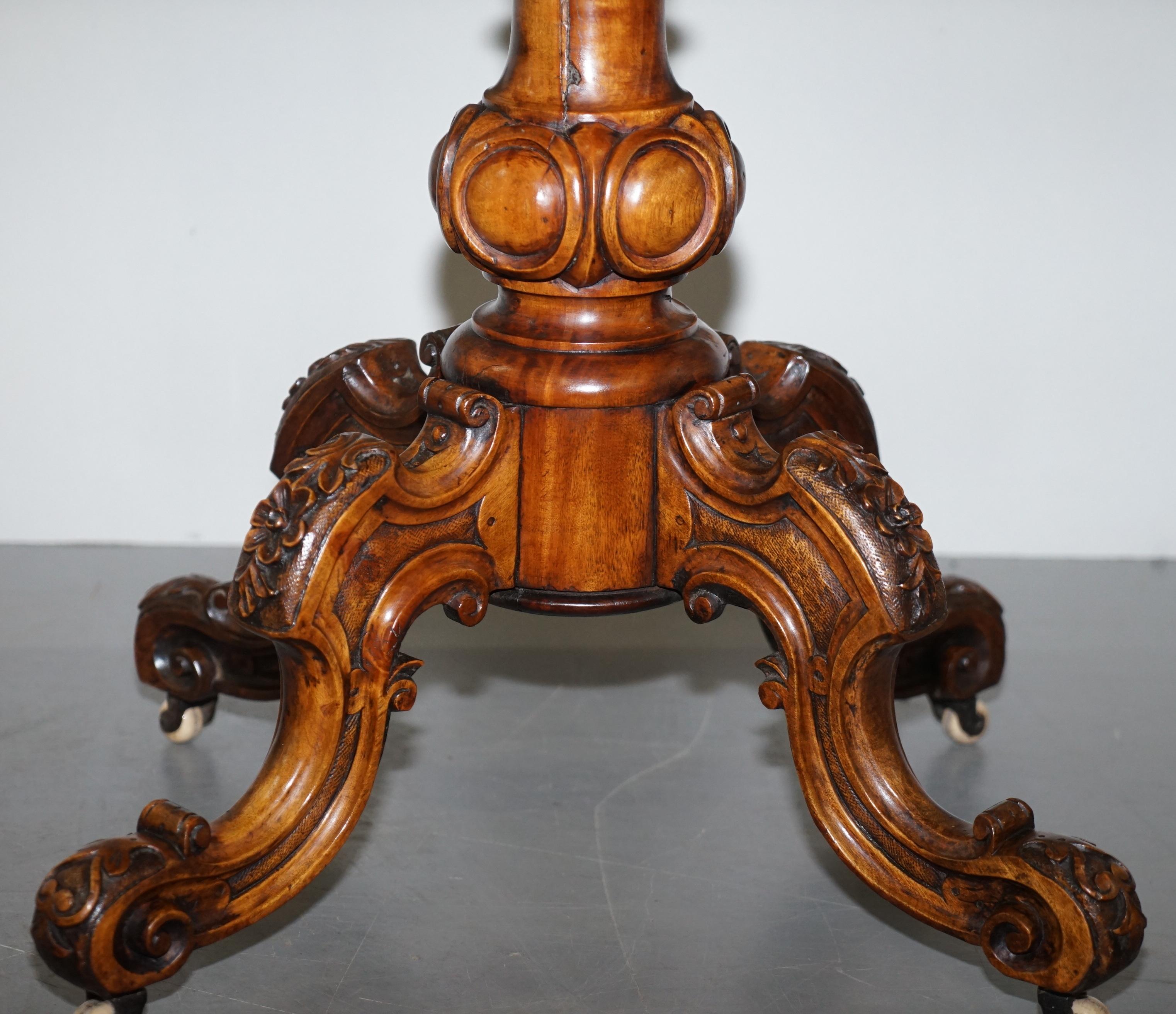 Sublime table d'appoint en noyer du début de l'époque victorienne Base et pieds ornementalement sculptés en vente 7